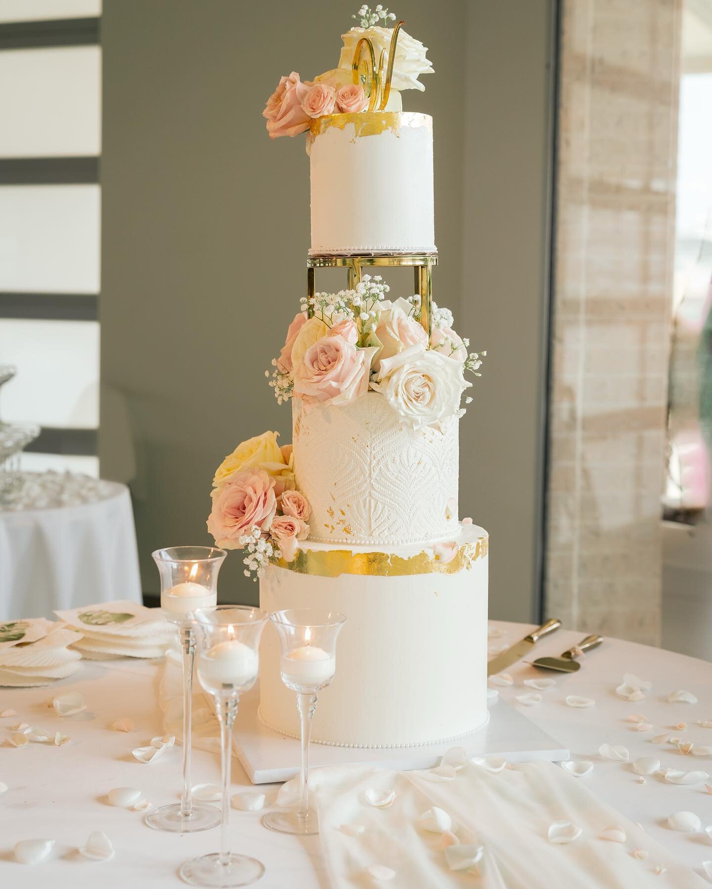 L &amp; C 🤍
.
Beautiful three-tiered modern cake, adorned with delicate florals and soft details. 
.
We still have availability for 2023 weddings! Head over to our website and fill out our wedding questionnaire🤍
.
.
.
.
.

#aluxecakestudio #celebra