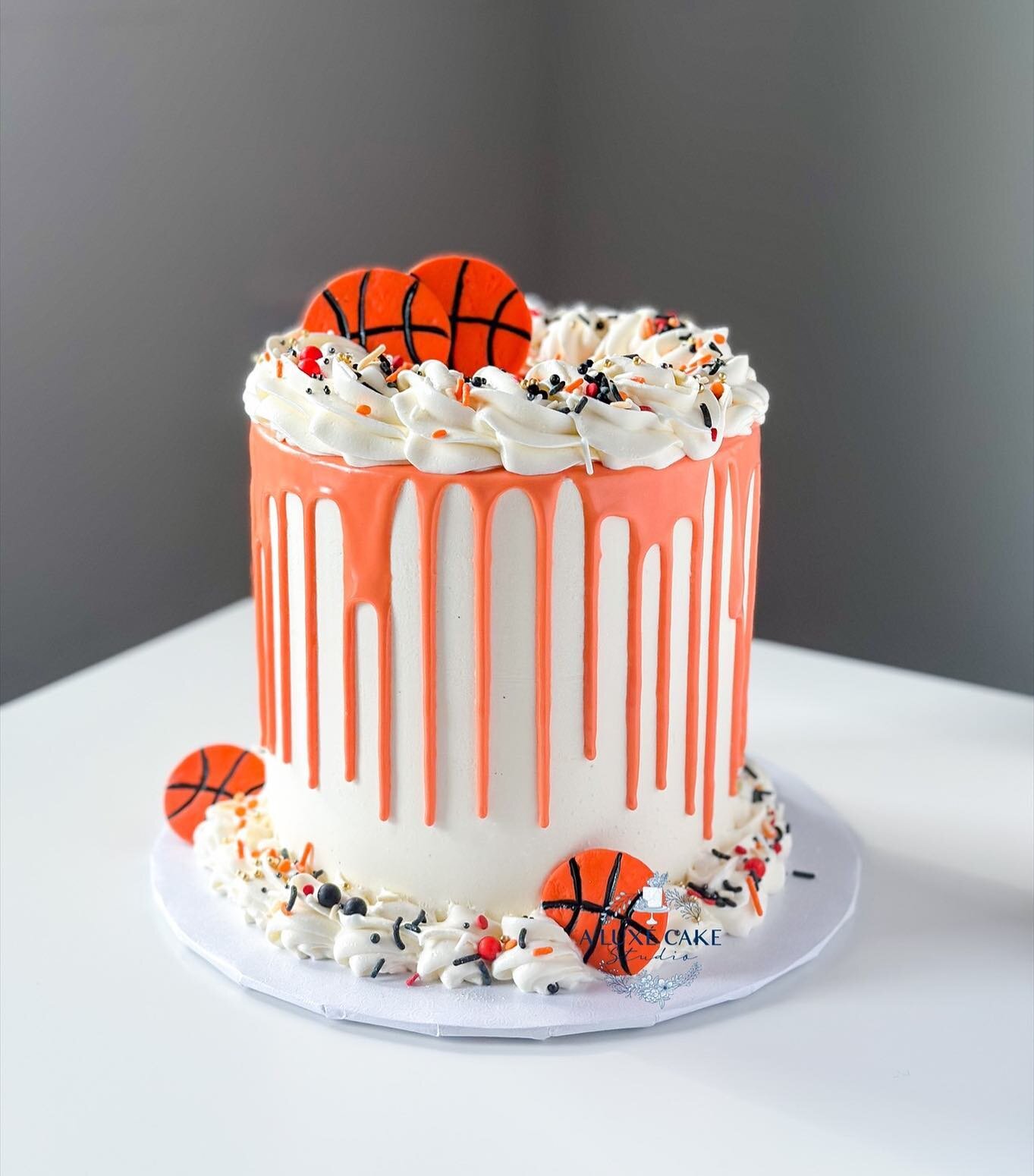 Happy 10th Birthday Palmer🏀 
.
Client placed a rush order yesterday and  this cake was completed in 3 hours 😉 I usually do NOT take orders on my off day but I couldn&rsquo;t turn this one down. He was turning 10 - you have to have a cake 🎂🥳
.
Ple