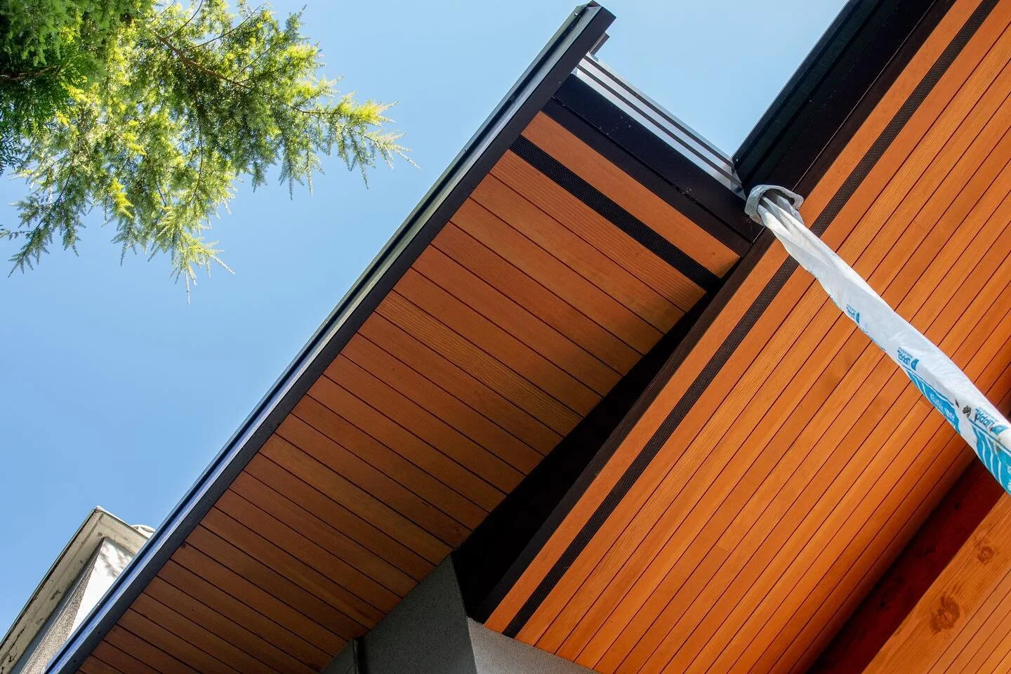 Details are everything for us.
.
Project by @rembrandtrenovations 
.
Soffit and fascia by @trueblueexteriors 
.
#fineline #soffit #exteriorfinishes #finishcarpentry #woodworking #vancouvercontractors #architecture #renovation #yvrconstruction #northv