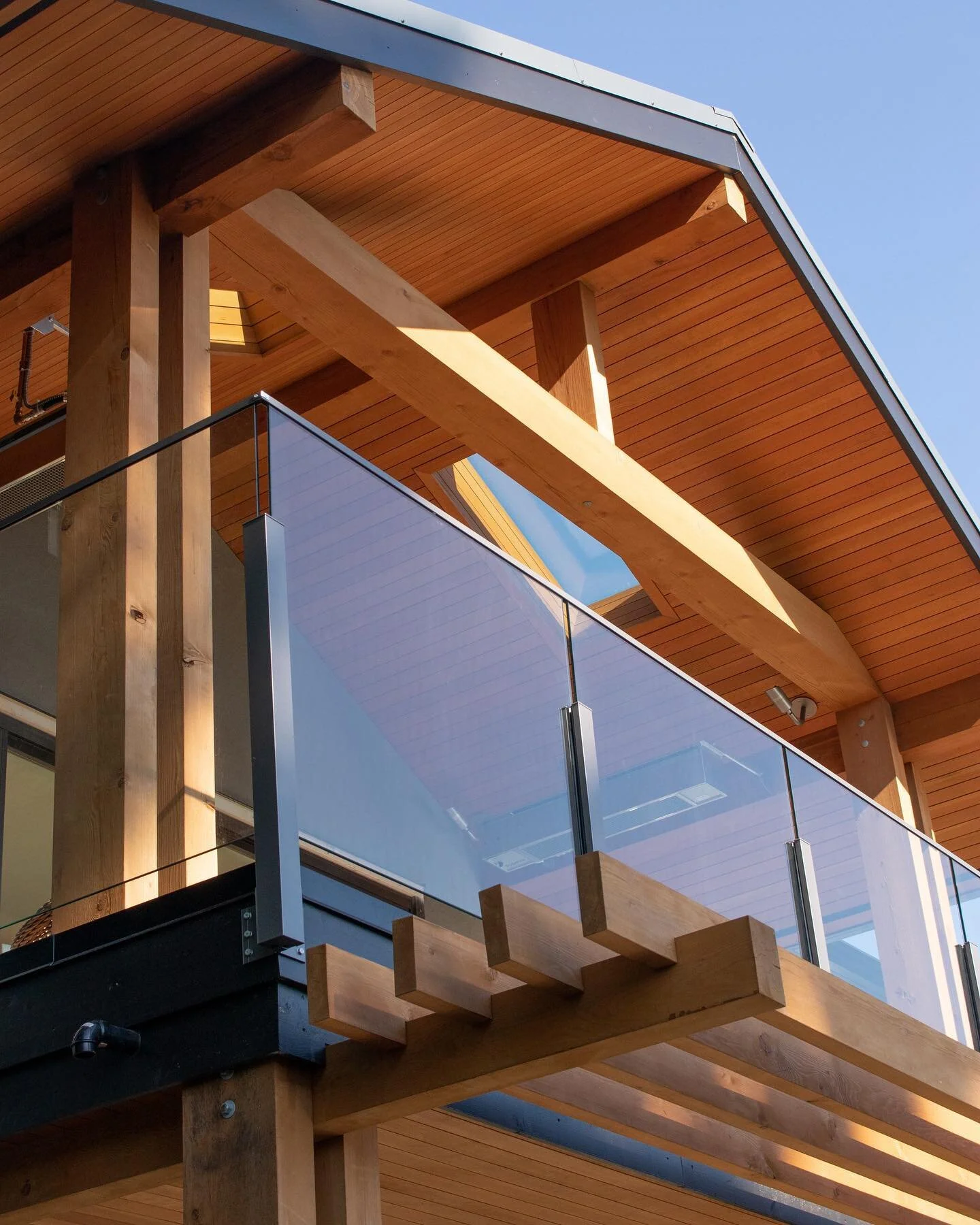 This porch and deck addition is part of a beautiful full exterior renovation by @rembrandtrenovations we had the privilege of working on.
Full soffit install by @trueblueexteriors in clear Douglas fir, with fineline reveals.
#exteriorfinishes #soff