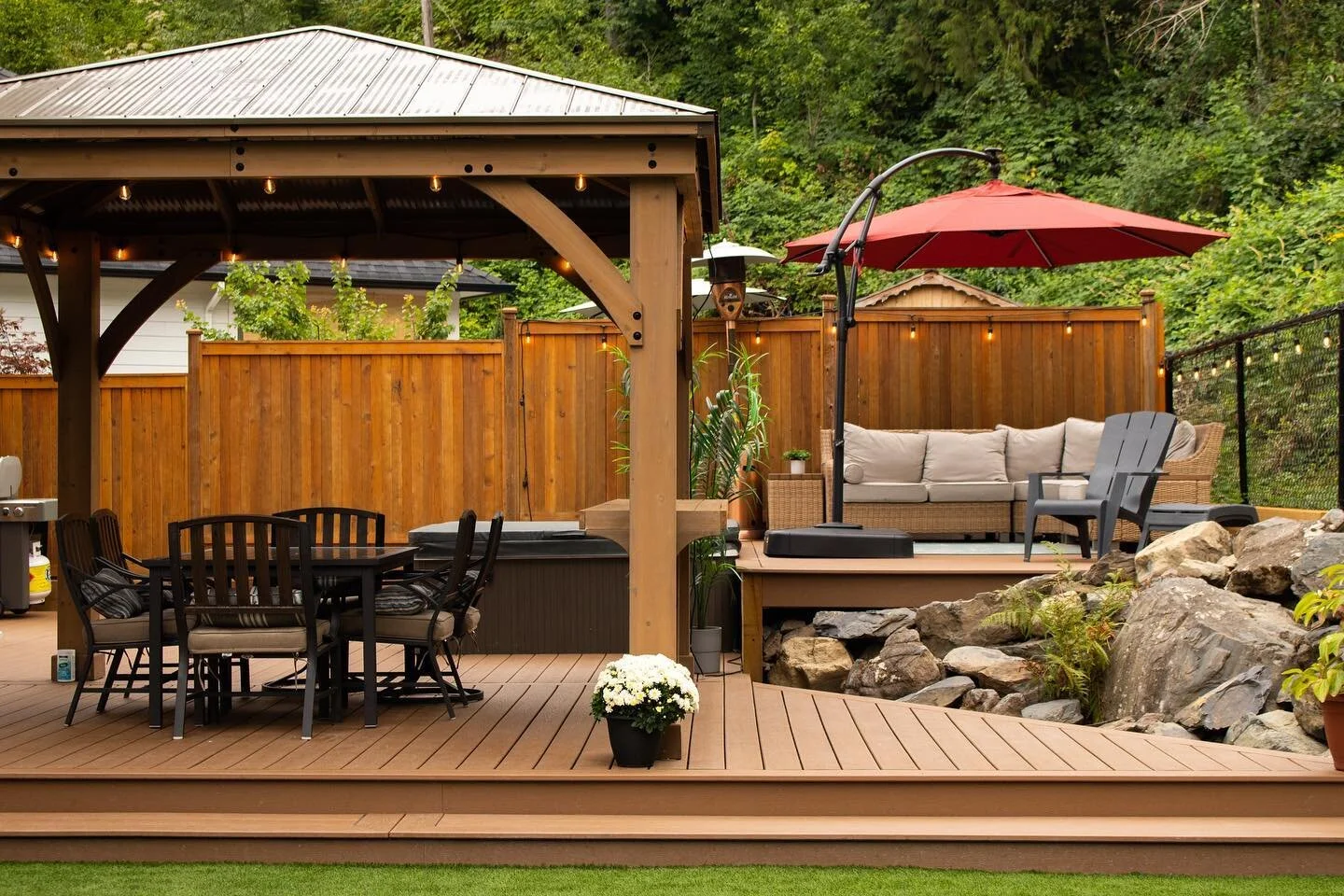 The owners of this Chilliwack home wanted to replace their existing @trexcompany rear deck, keeping the hot tub central and adding a raised section above the tub with a connecting staircase and full-width step to the lawn.
As parents of a young fami