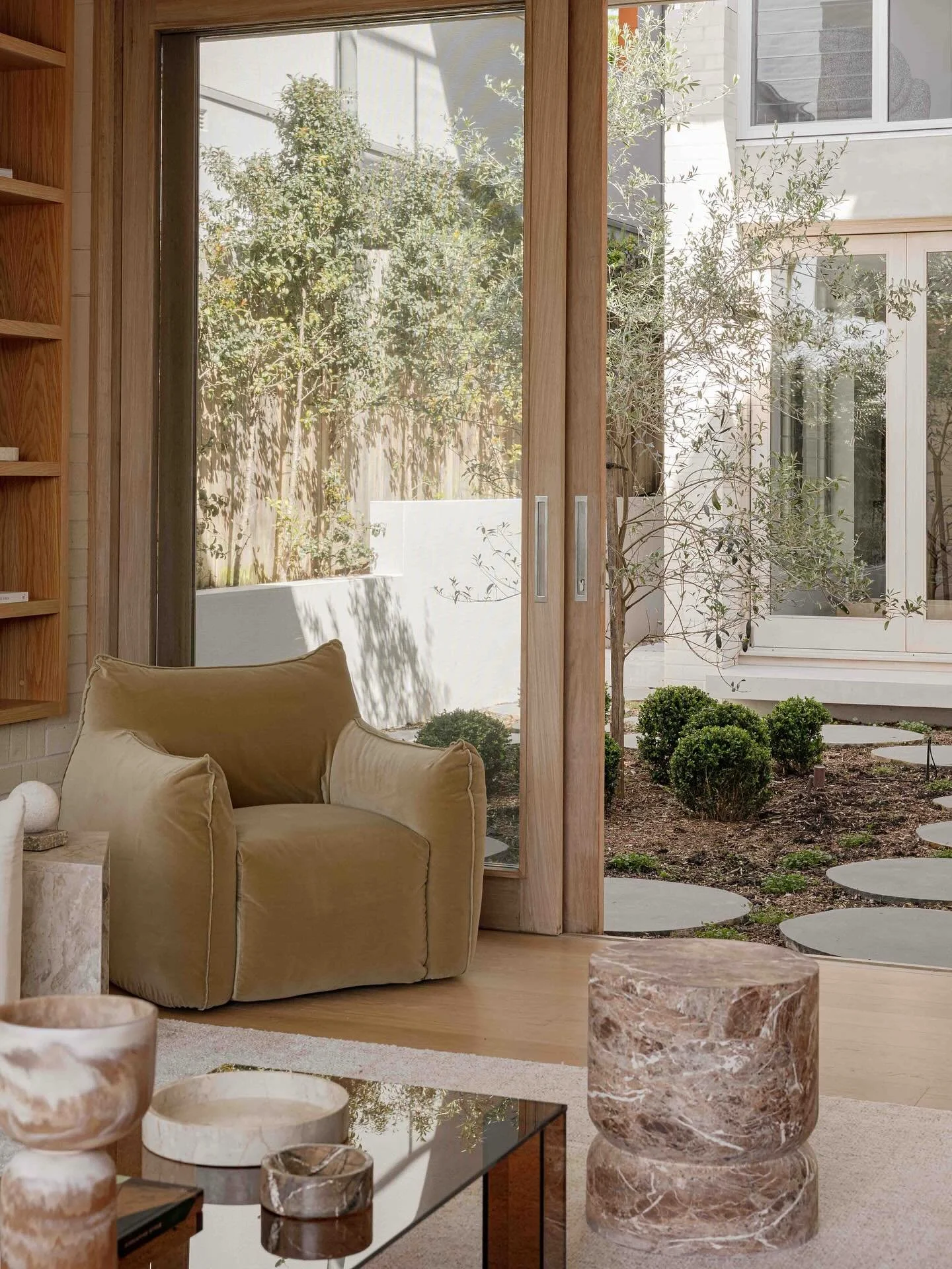 The lower level living room connects to a central courtyard to the south and a terrace overlooking Curl Curl to the north. Styled to perfection by @haus.of_e 👌 Shot by @cegstudio 👏 Impeccable build by @lawsonandlovell 🤩 and currently for sale thro