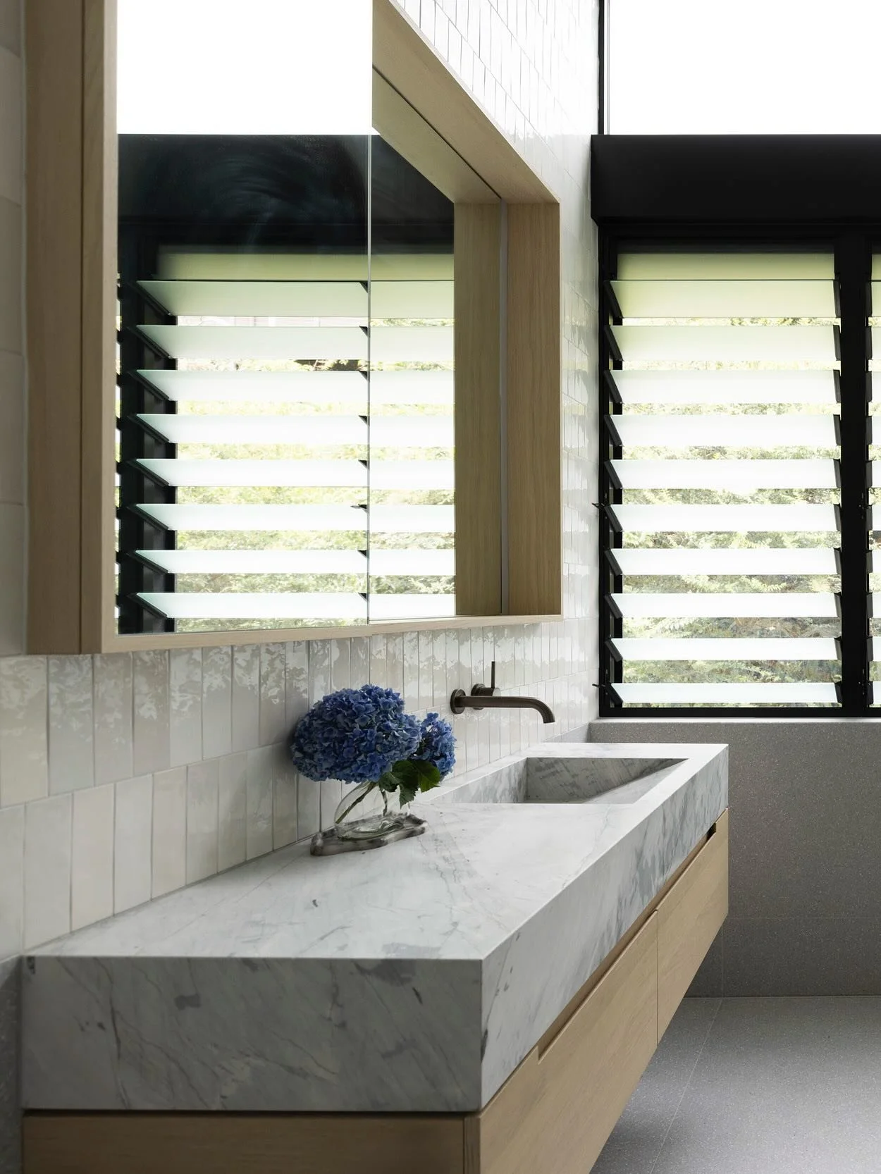 The bathrooms in our Seaforth 02 project use consistent finishes and detailing to unify the home. Built by @mink_building_group Styling by @lxjcreativestudio Lighting by @wildly_illuminating Photos by @simonwhitbreadphoto #watershedarchitects