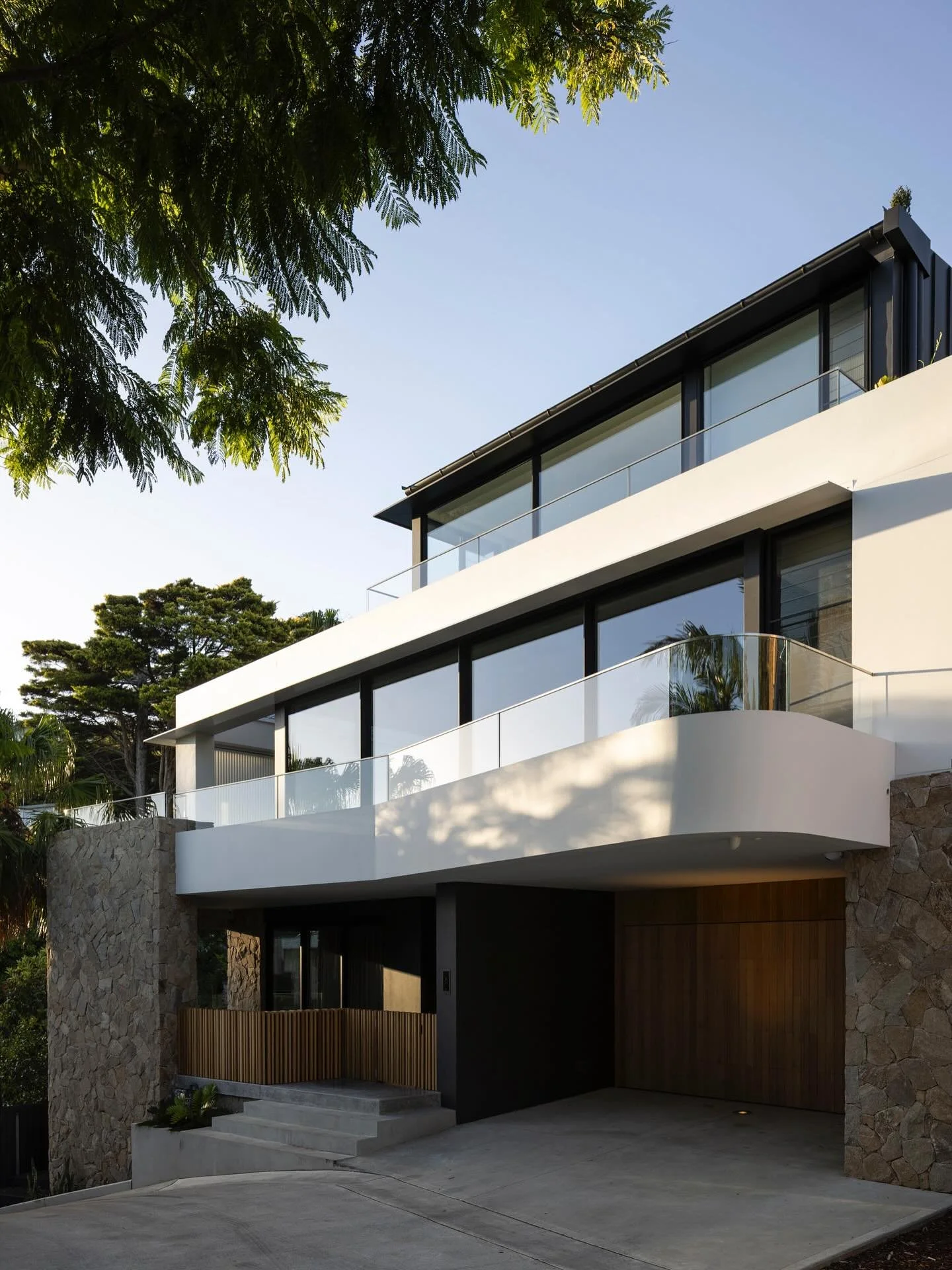Shiny new photos from our Seaforth 02 project, a stunning new home by @mink_building_group with views out over The Spit and Middle Harbour. Photos: @simonwhitbreadphoto Lighting design: @wildly_illuminating #watershedarchitects