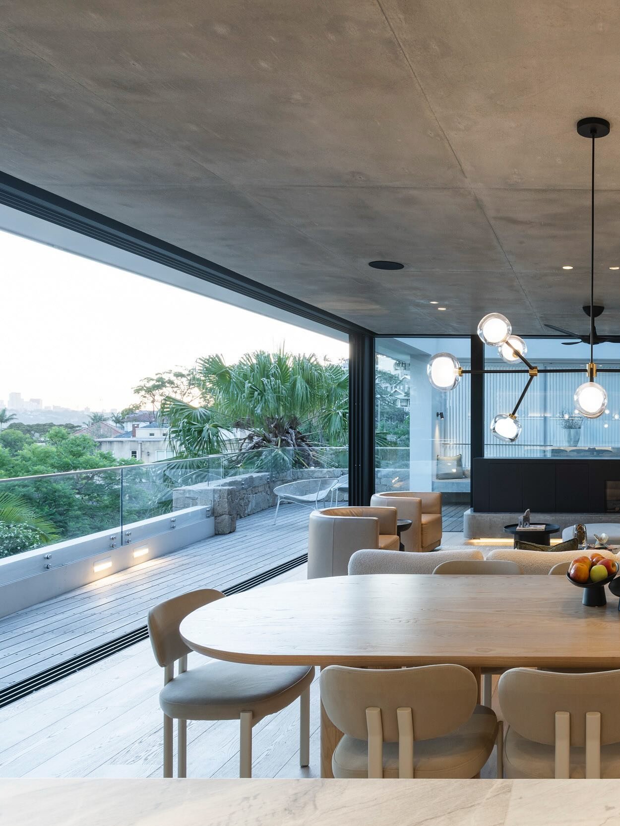 Beautiful dusk shots of the living dining space at our Seaforth 02 project, now on our website. Exceptional work by @mink_building_group plus all the subcontractors and consultants 💫 Lighting design: @wildly_illuminating Interior styling: @lxjcreati
