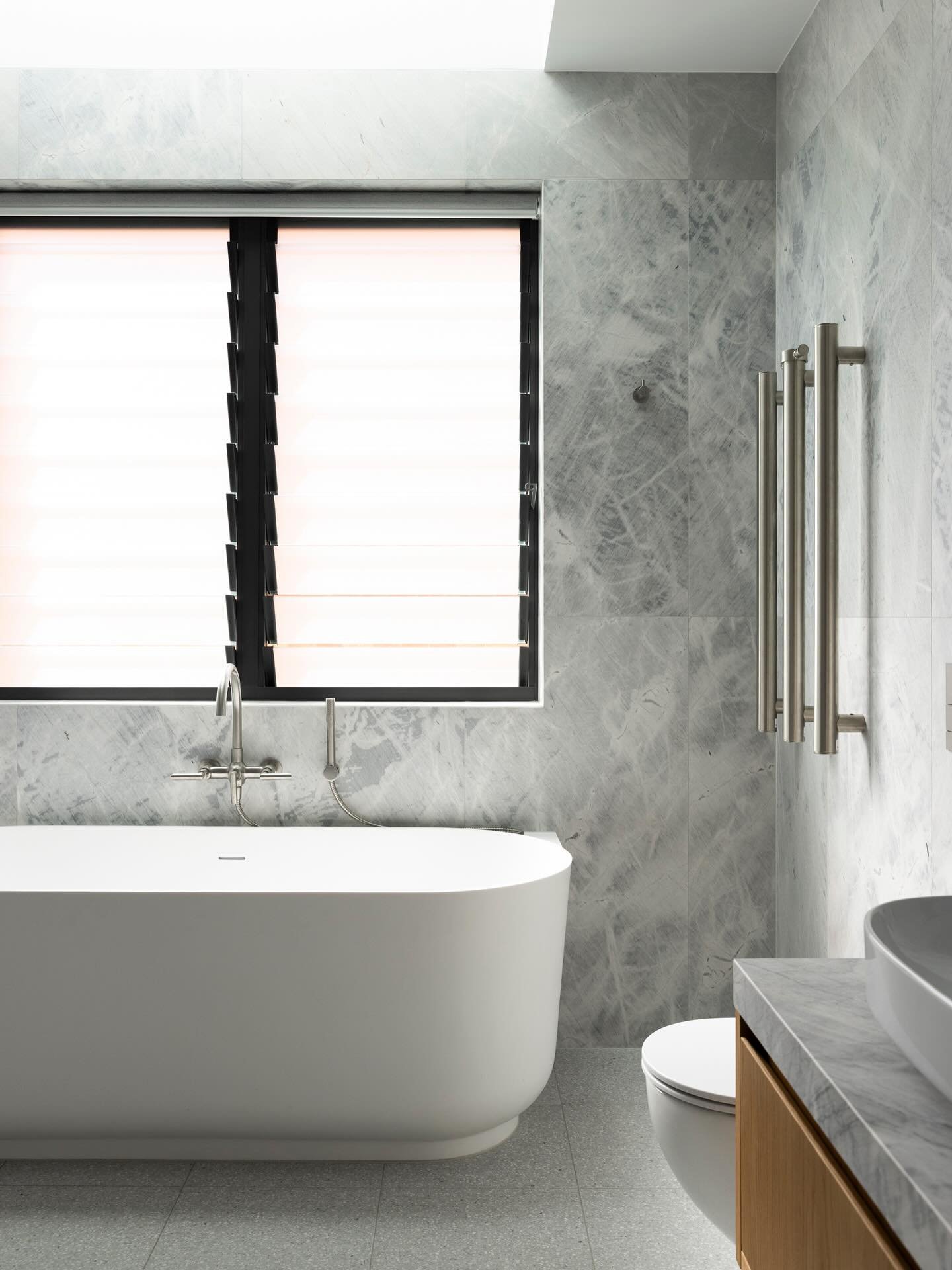 The bathrooms at our Fairlight 06 project; calm, consistent with a bit of jazz&hellip; builder: @donerite_constructions photos: @simonwhitbreadphoto #watershedarchitects