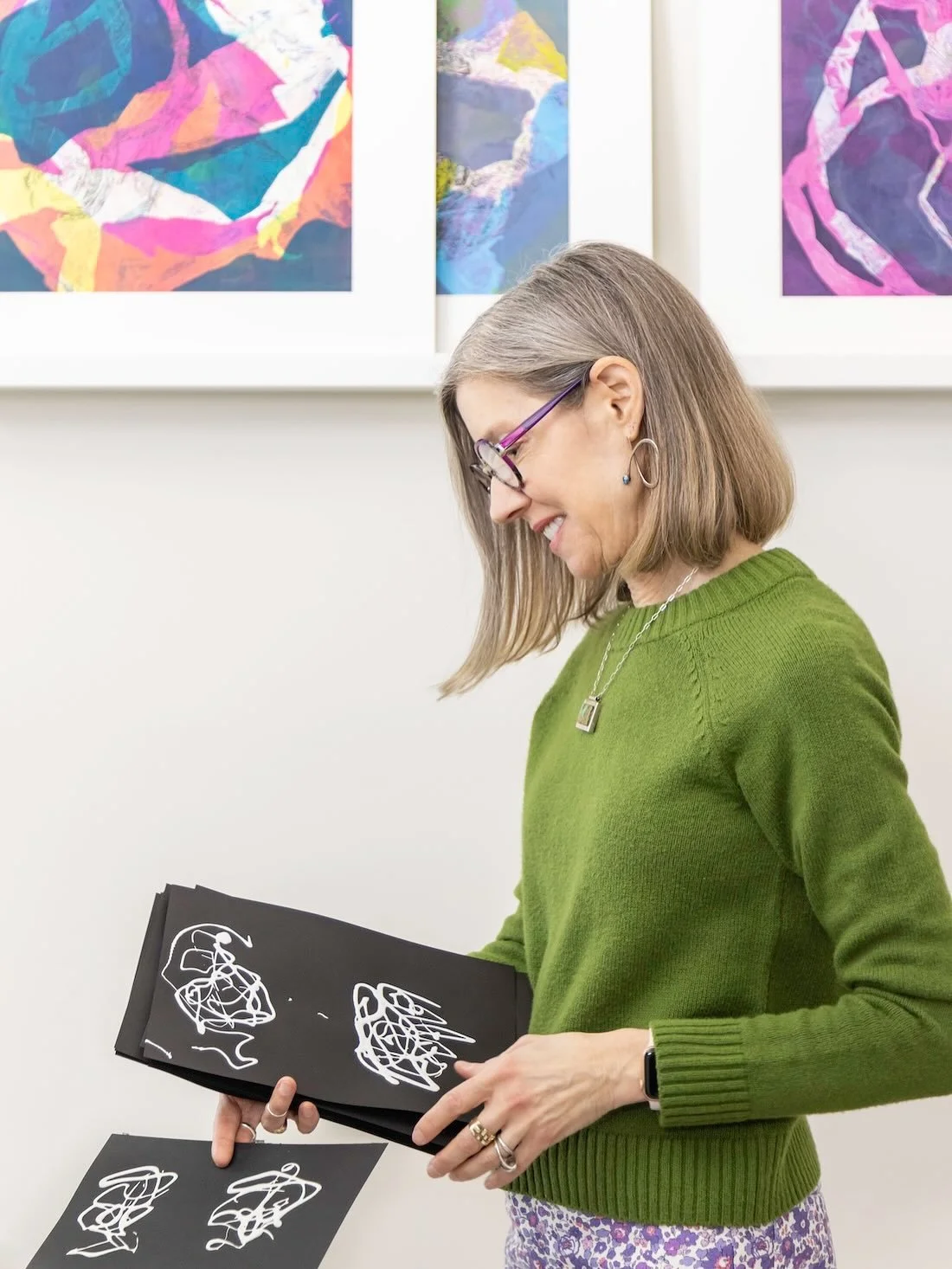 I return to swirls again and again because they feel like a pure, uncensored gesture from my core. Every cut and layer in my collages featuring swirls is my way of honoring that energy.
#expressiveline #organicshapes #dynamicart #abstractshapes #dcar