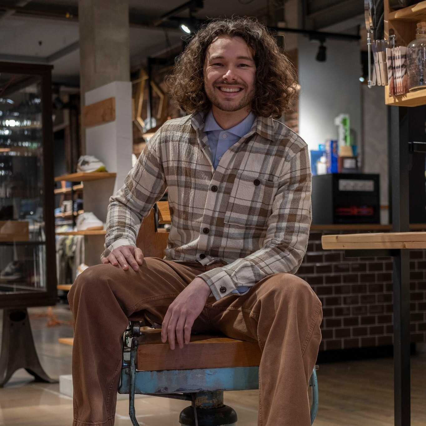 Dat komt van pas, draag een overshirt in plaats van een jas! 

Een overshirt is de combinatie tussen een jas en een overhemd en daarom h&eacute;t ideale kledingstuk voor de tempraturen van aankomend weekend! 😉☀

Simon draagt: 
Overhemd District Indi