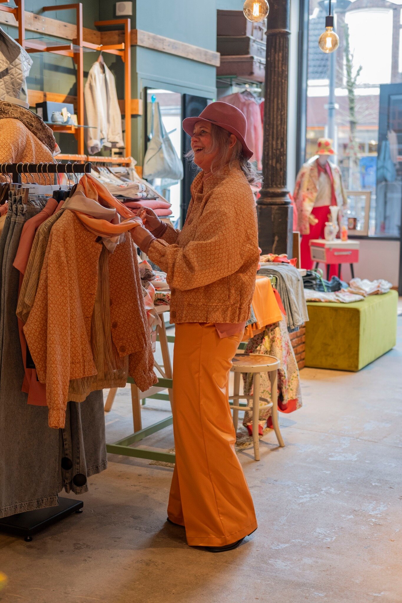 NEW IN: Femme Du Sud🧡

Het bomberjack van Femme Du Sud is een echte musthave voor jouw voorjaar-garderobe. De subtiele print en bredere knopen combineer je goed bij een stoere jeans of zoals Jeanette het doet: bij een oranje pantalon.✨

Jeanette dra