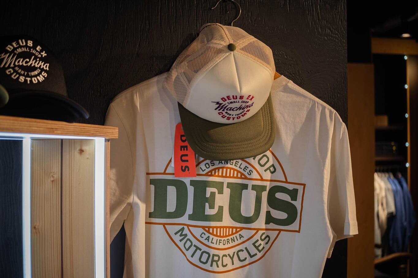 New brand alert!📣: DEUS Ex Machina 🏍

Ge&iuml;nspireerd op de motor- en surfwereld kwam de liefde voor cultuur, creativiteit  en plezier samen in een kledinglijn genaamd DEUS Ex Machina. Het gaat niet alleen om het bezitten van producten van dit me