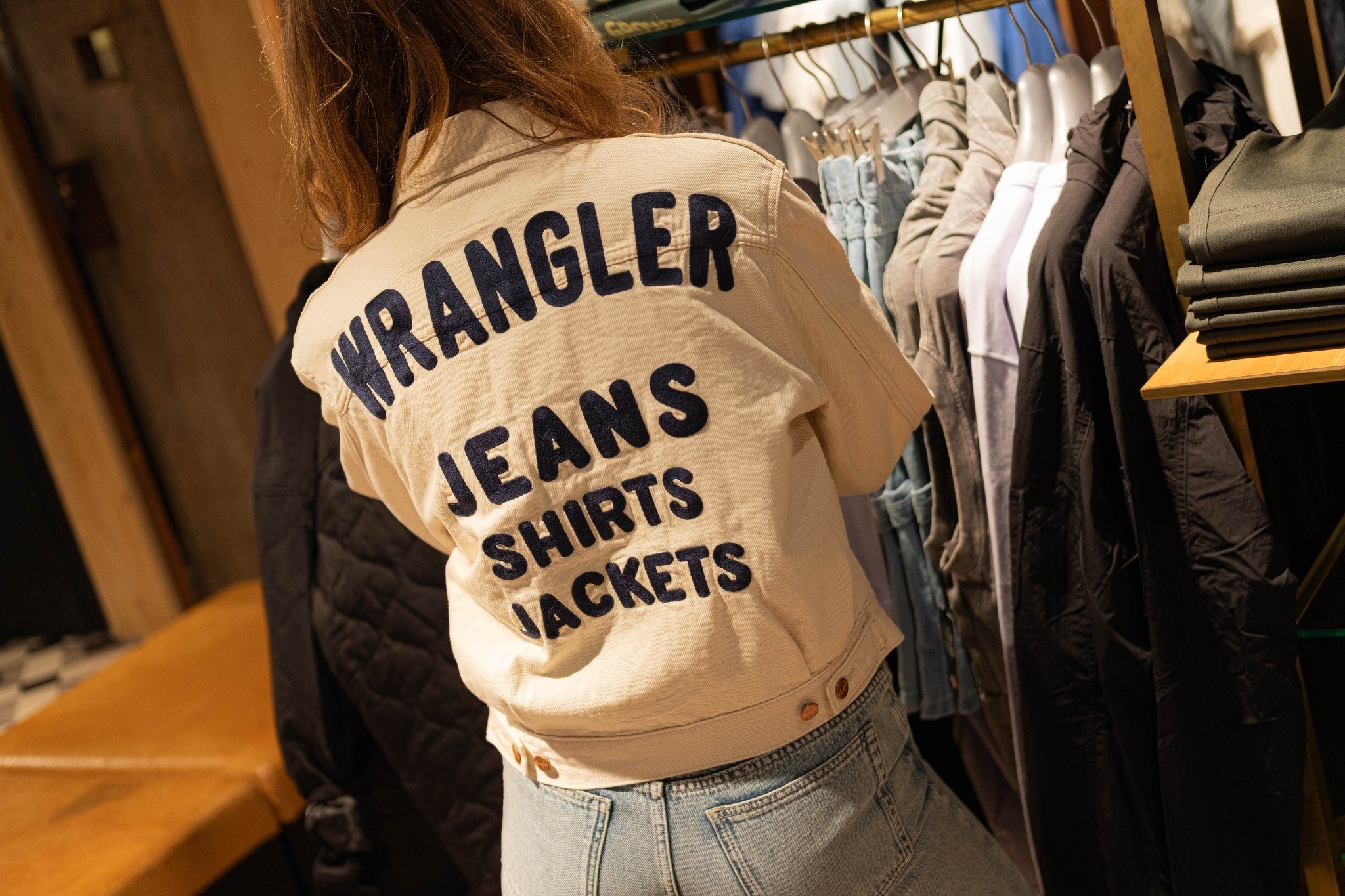 Wist je dat💡

Wrangler baseert zich al sinds 1947 op het cre&euml;ren van kwalitatieve jeans, jacks &amp; shirts voor cowboys.🐴

De jeans zijn z&oacute; ontworpen dat het zadel krasvrij blijft, hoewel dit vandaag de dag niet meer nodig is😜. Wrangl