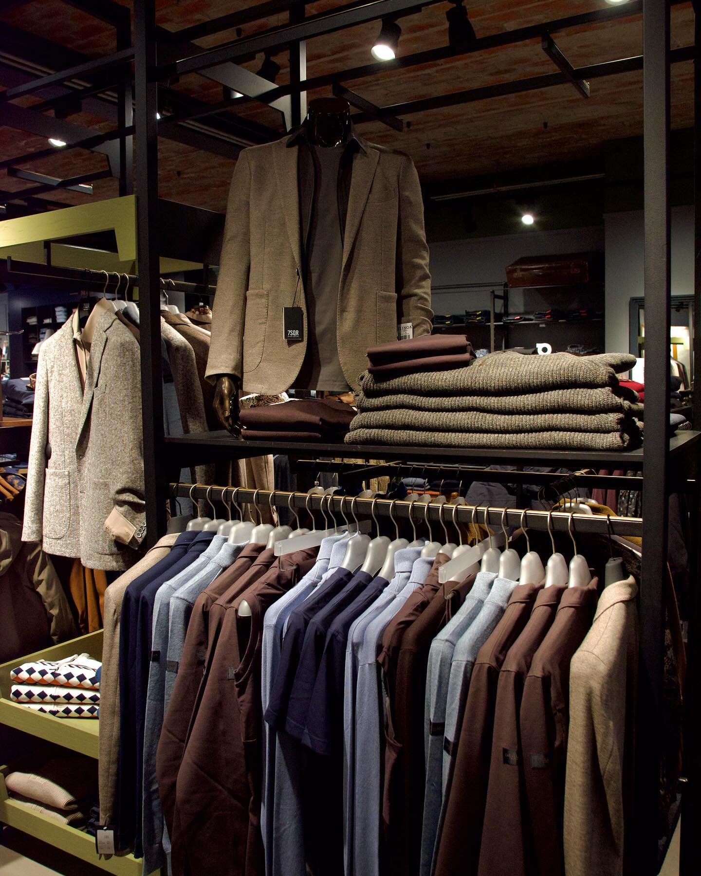 Vanguard

De stijlvolle collectie van Vanguard komt prachtig tot zijn recht in onze winkel, waar koele blauwtinten harmonieus gecombineerd worden met warme bruine en beige kleuren. De hoogwaardige stoffen en het strakke ontwerp van deze kledingstukke