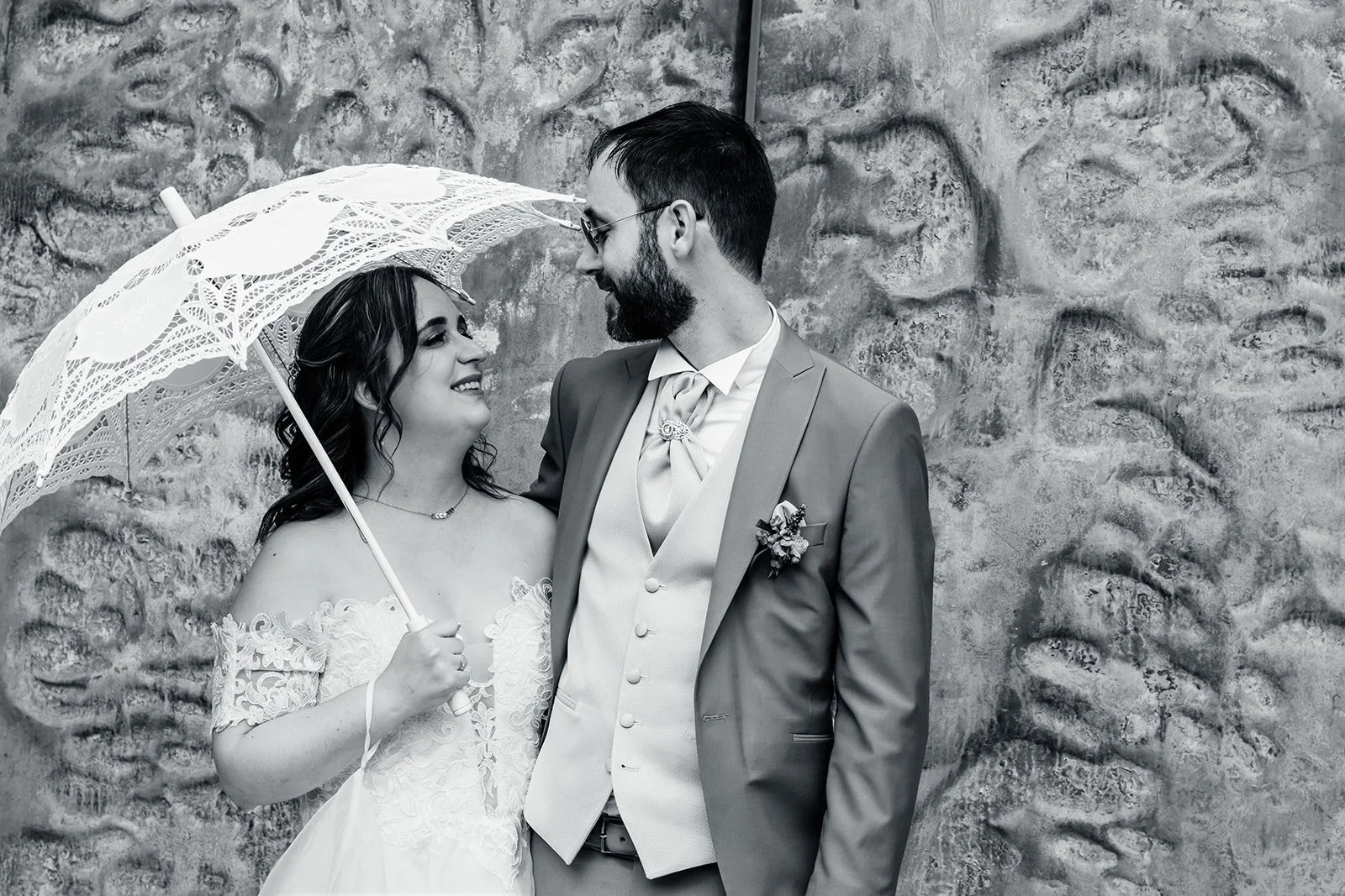 Noir & Blanc couple de mariés se regardent en souriant à la sortie église sainte Geneviève à Nanterre