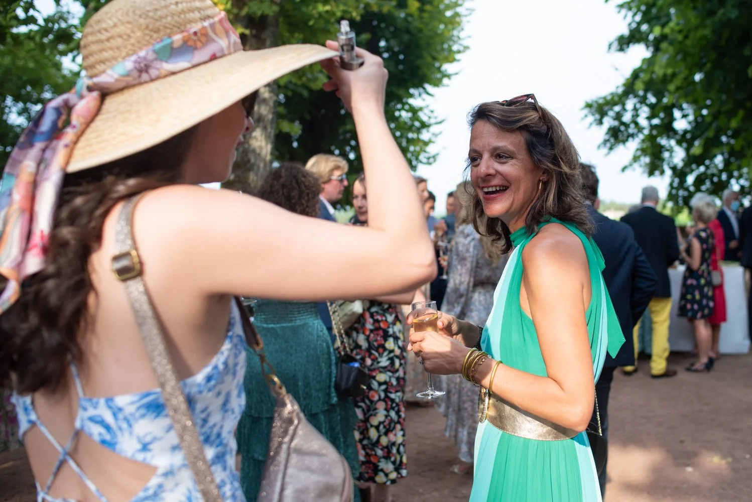 invitéstrinquent et rient pendant cocktail dans le parc.jpg