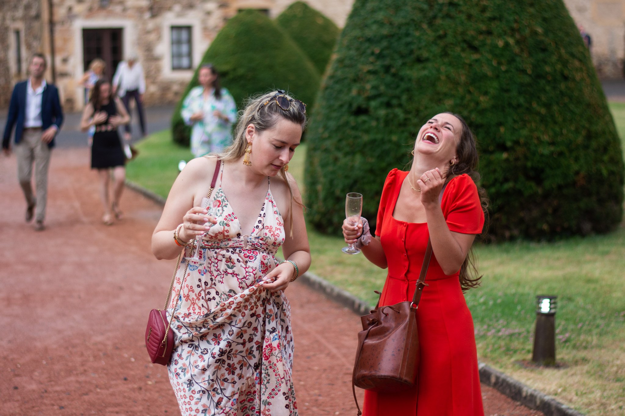 invitées mariage Beaujolais robes trempées après orage l'une rit à gorge déployée.jpg
