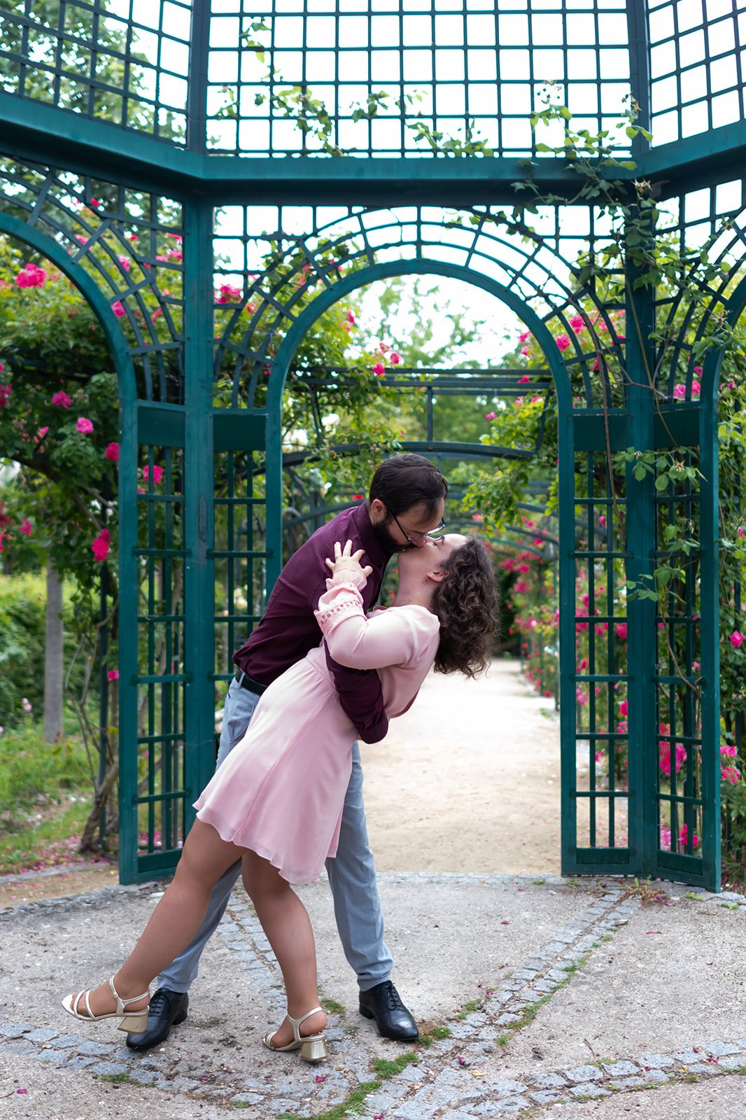 couple qui danse sous tonnelle.jpg