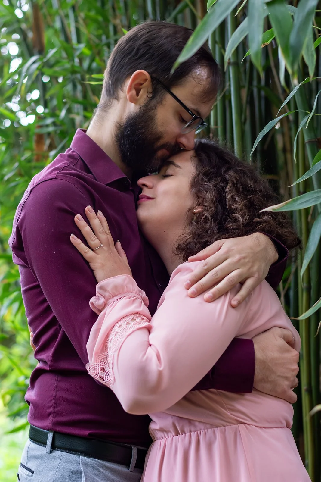 couple yeux fermé enlacé devant roseaux.jpg