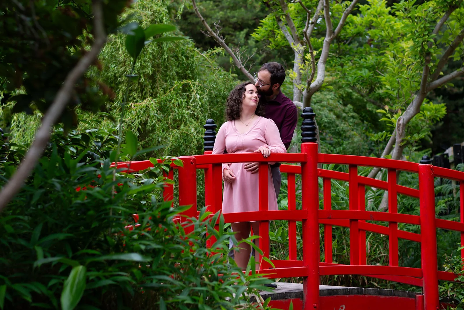 🈴Séance photo de couple au Jardin de l’Amitié à Rueil-Malmaison : une parenthèse japonaise avant le mariage