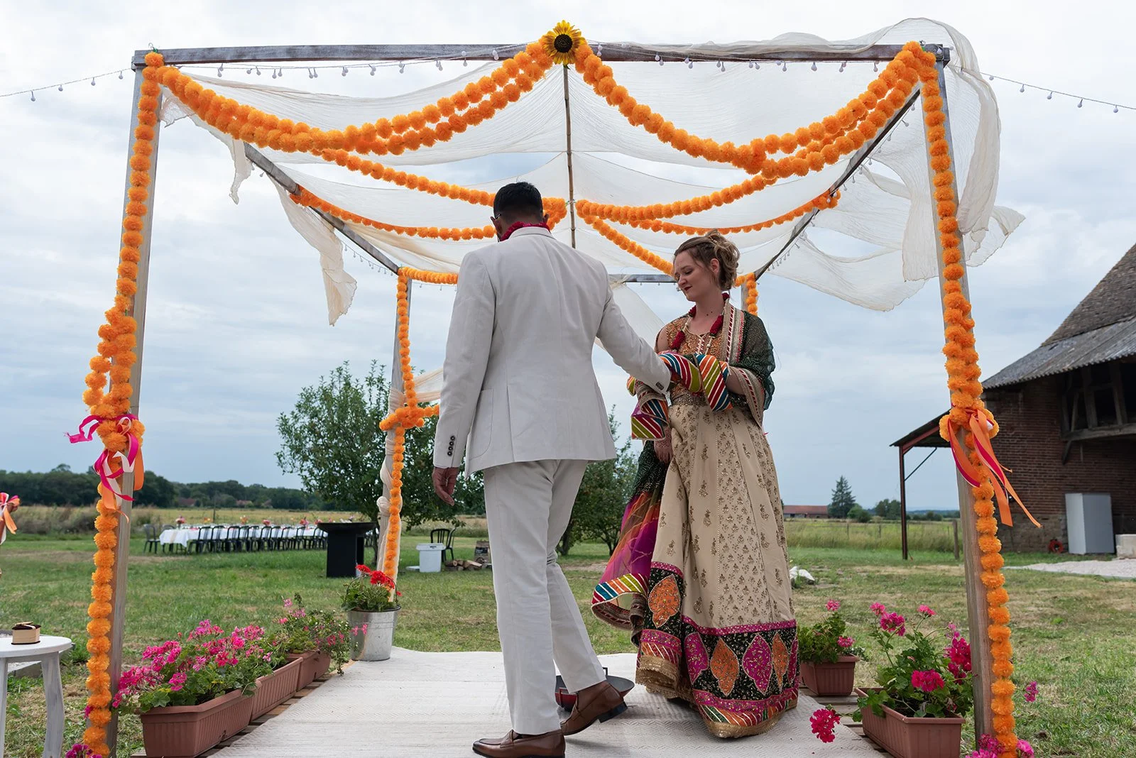 mariage tradition pakistanaise tour autour du feu.jpg
