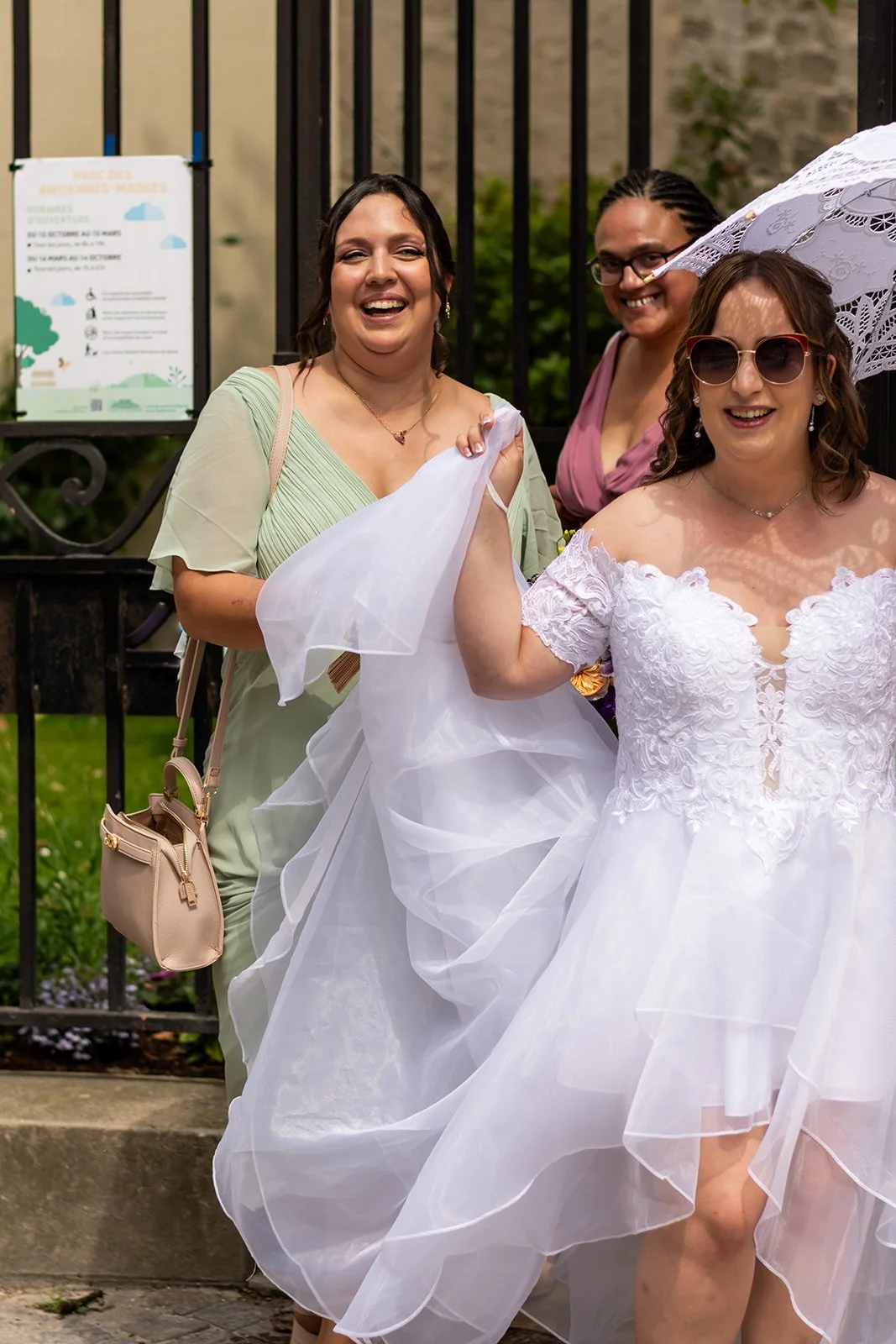 mariée et témoin marchent dans la rue pour rejoindre église.jpg
