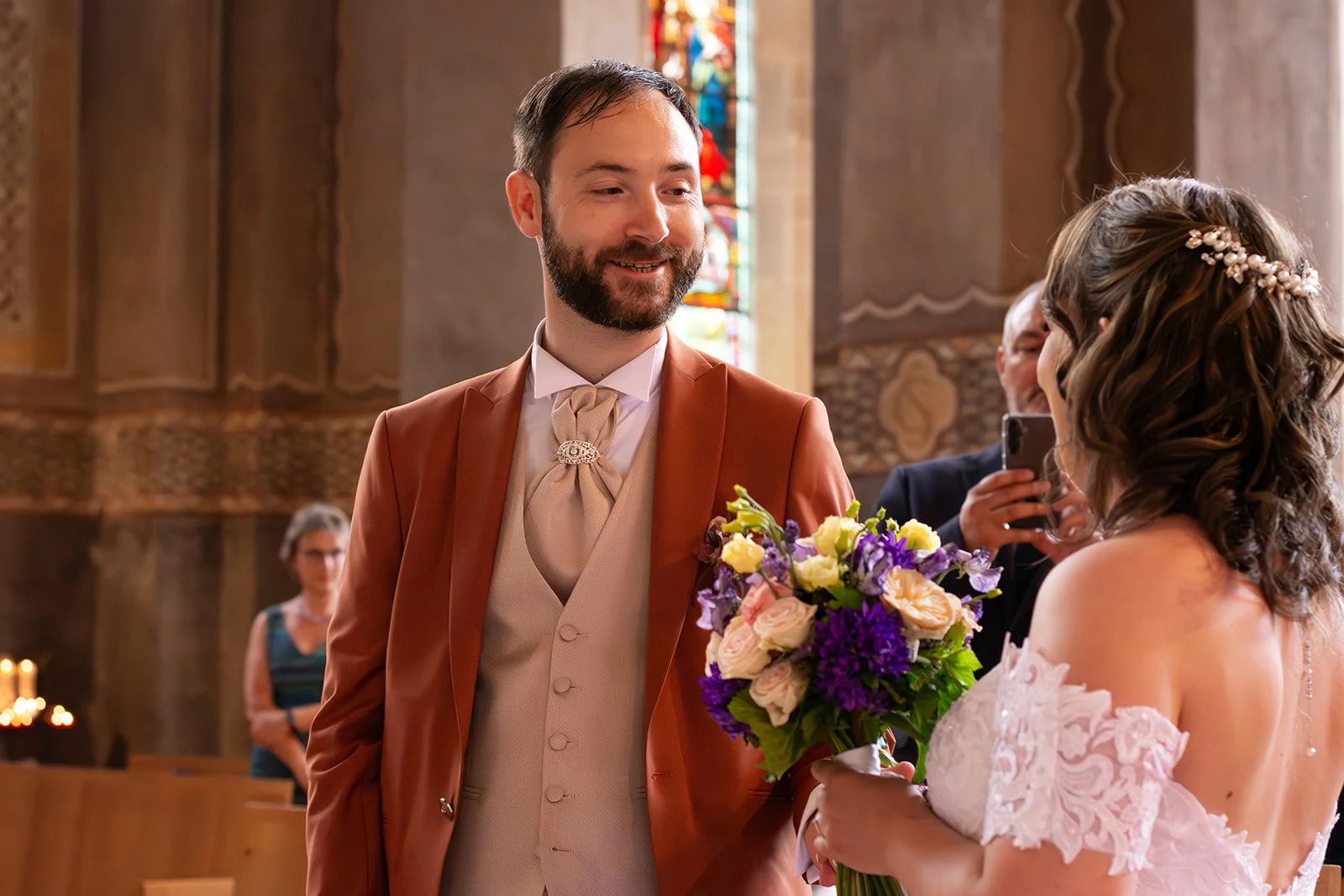 marié regarde sa femme qui vient d'entrer pour cérémonie religieuse.jpg