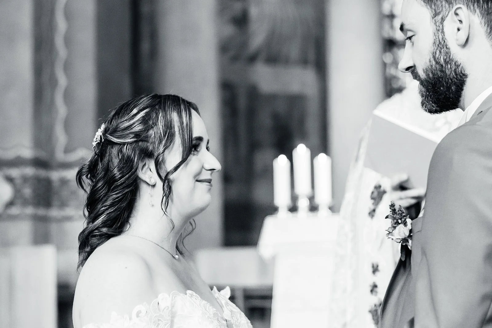 mariée regarde son époux en souriant.jpg