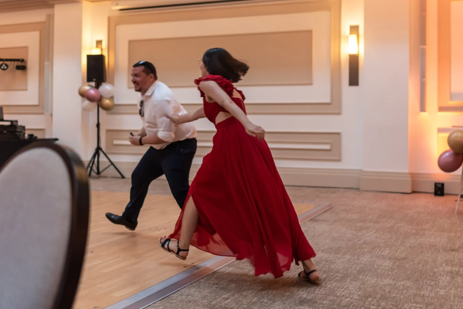 deux invités se courent après dans la salle de réception.jpg