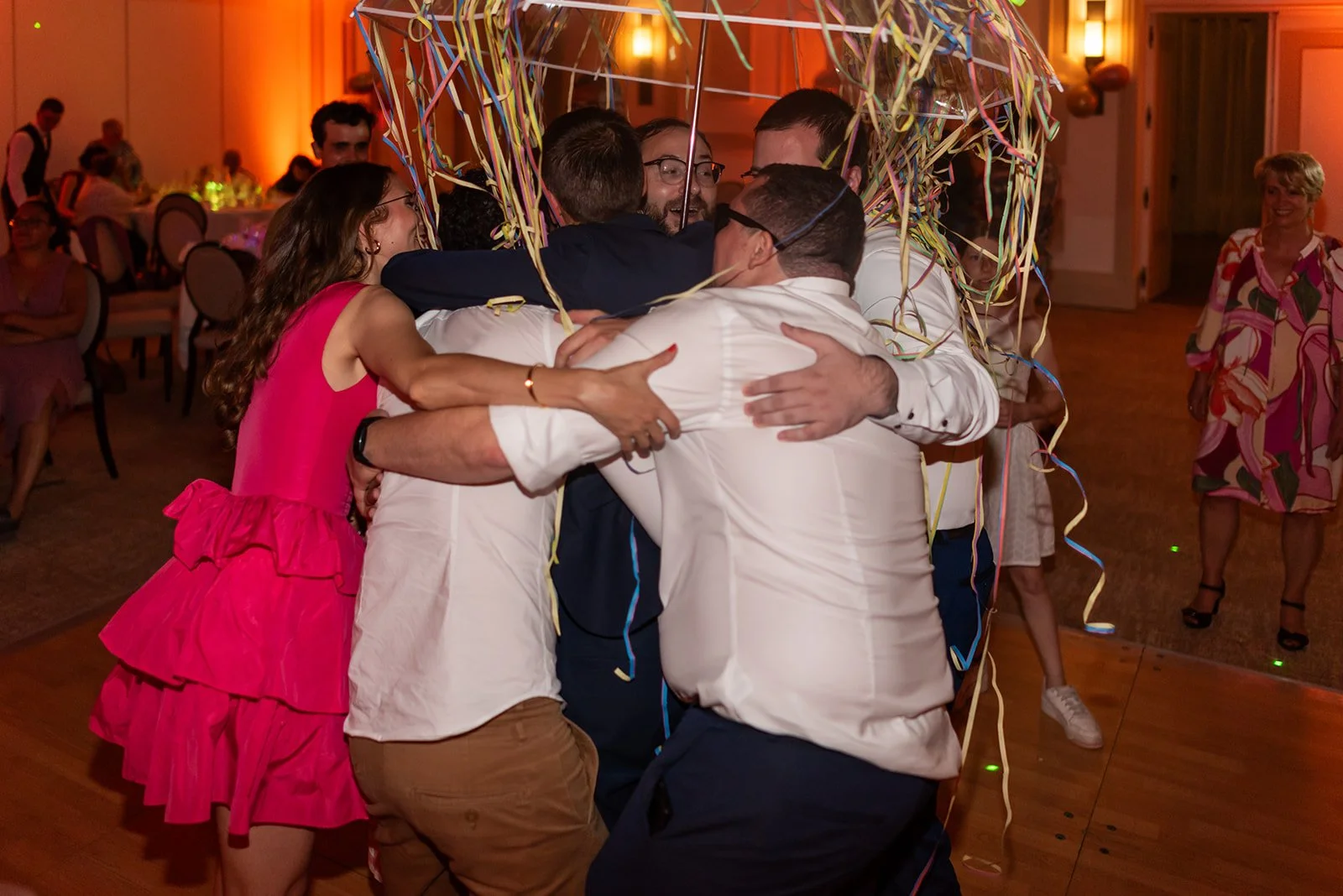 invités entourent les mariés après le jeu du parapluie.jpg