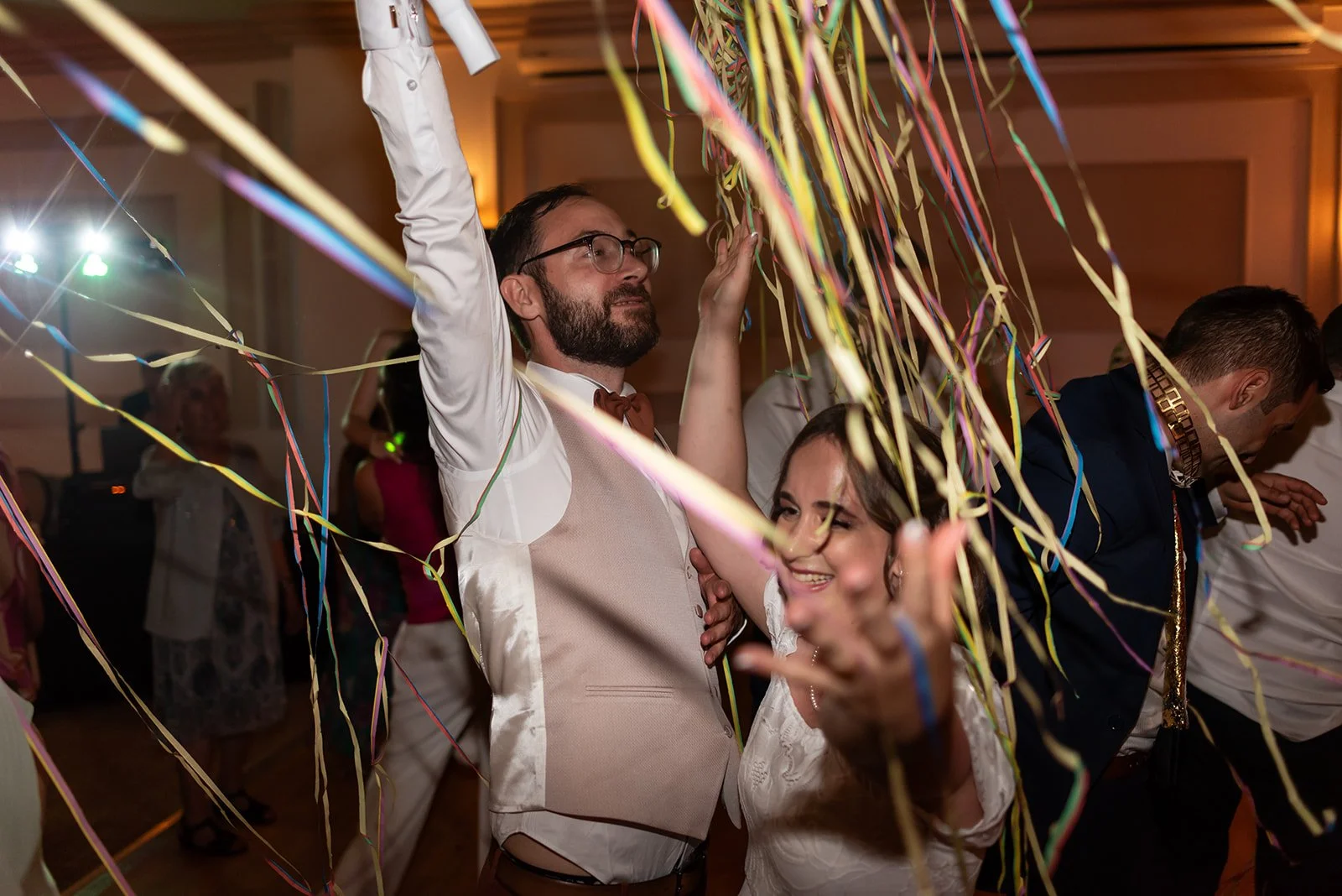 mariés au milieu de la piste de danse sous les cotillons.jpg