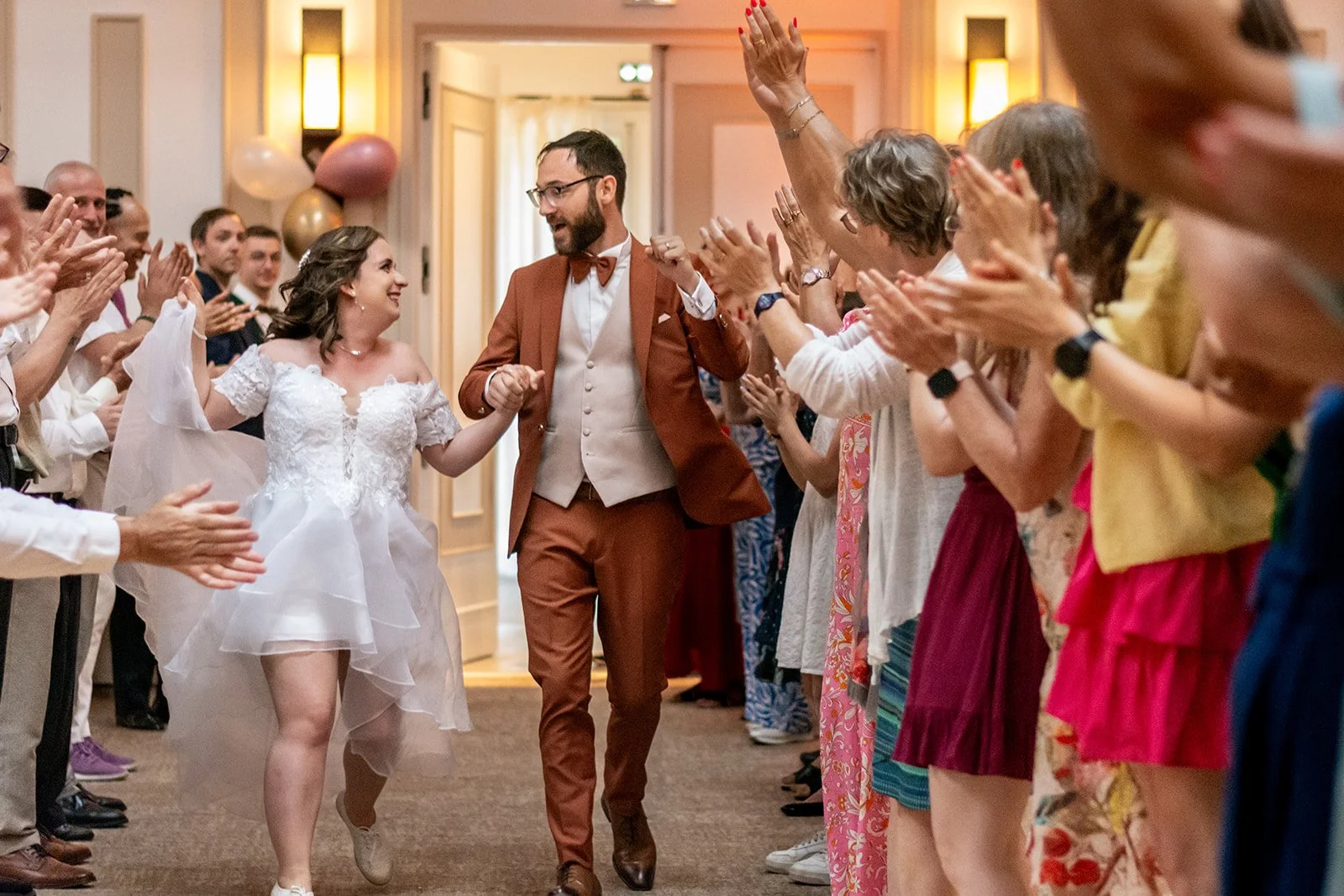 entrée énergique des mariés sous les applaudissements des invités