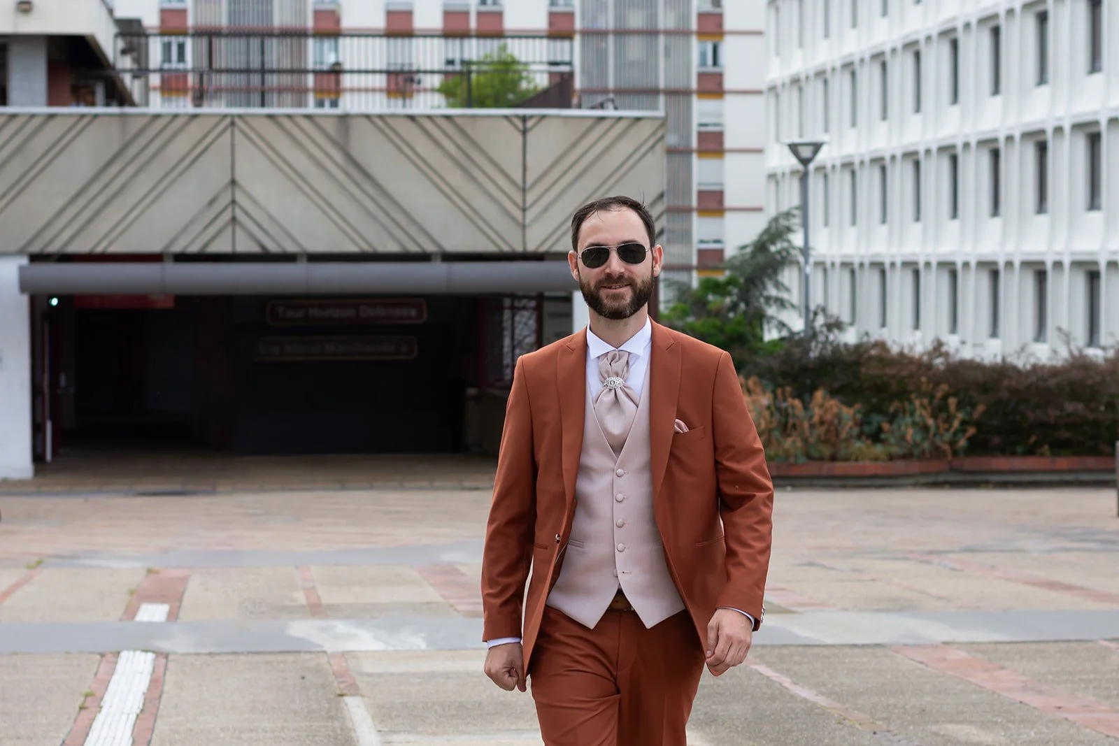 futur marié qui s'avance vers ses invités en souriant