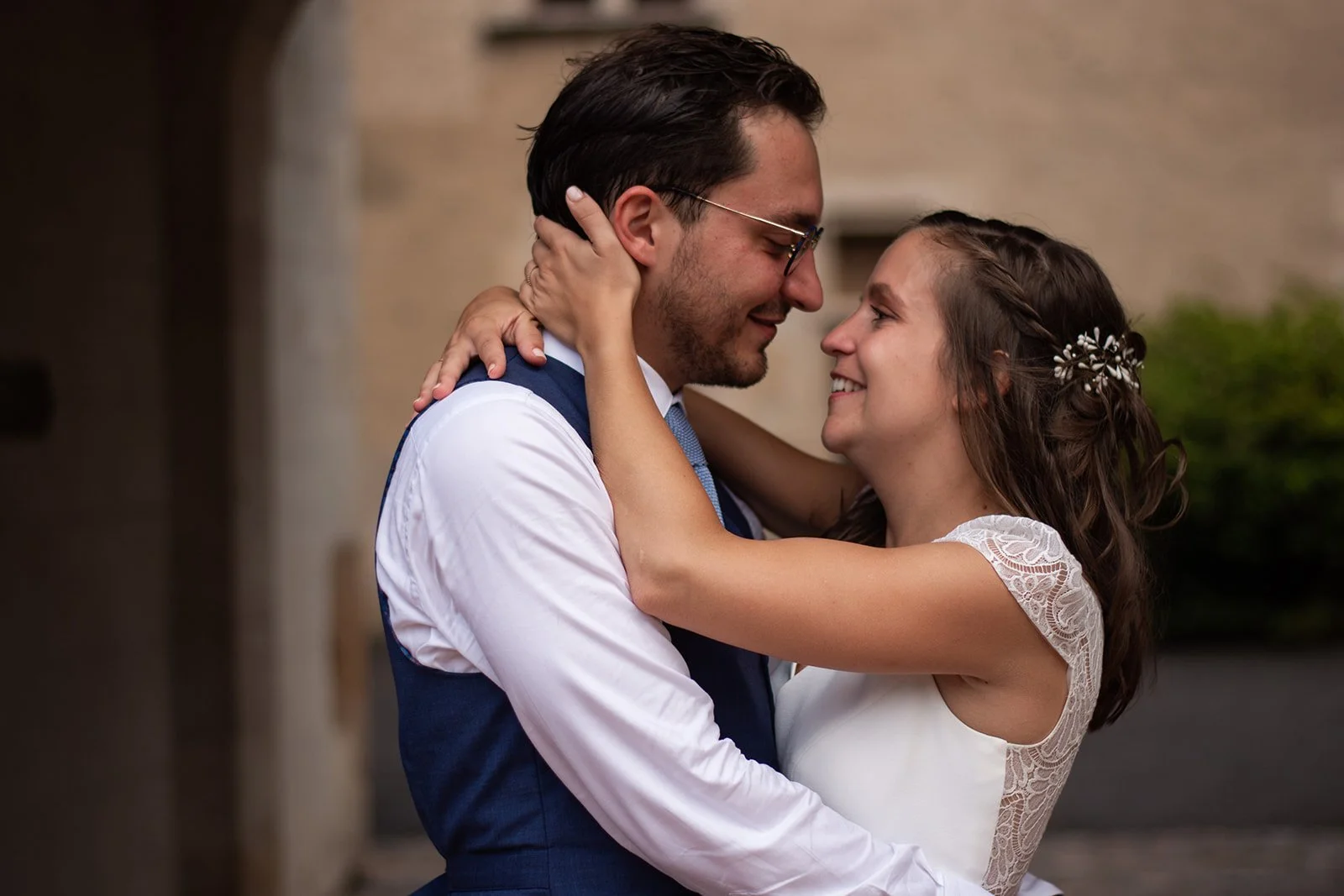couple mariés enlacés qui se regardent beaujolais.jpg
