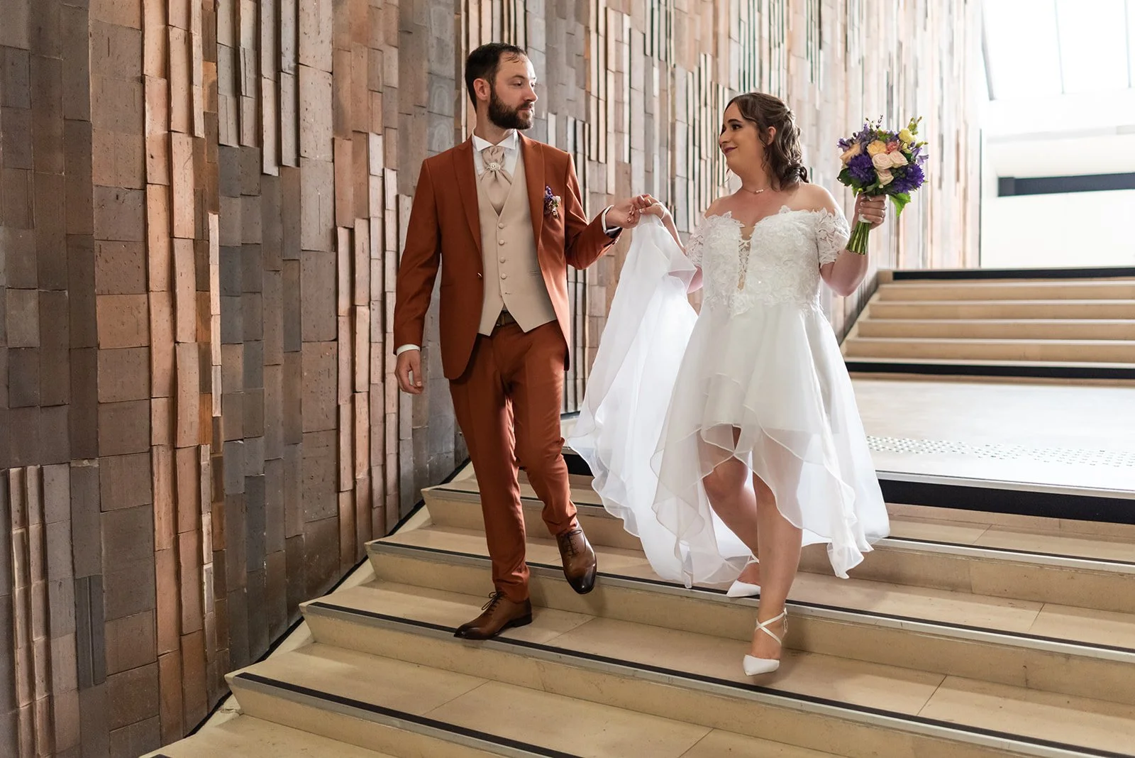 mariés descendent marches la mairie de Nanterre