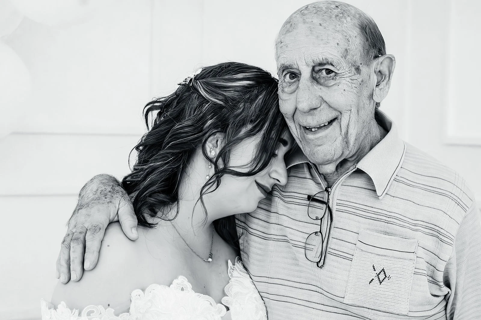 la mariée appuie sa tête sur épaule de son grand père