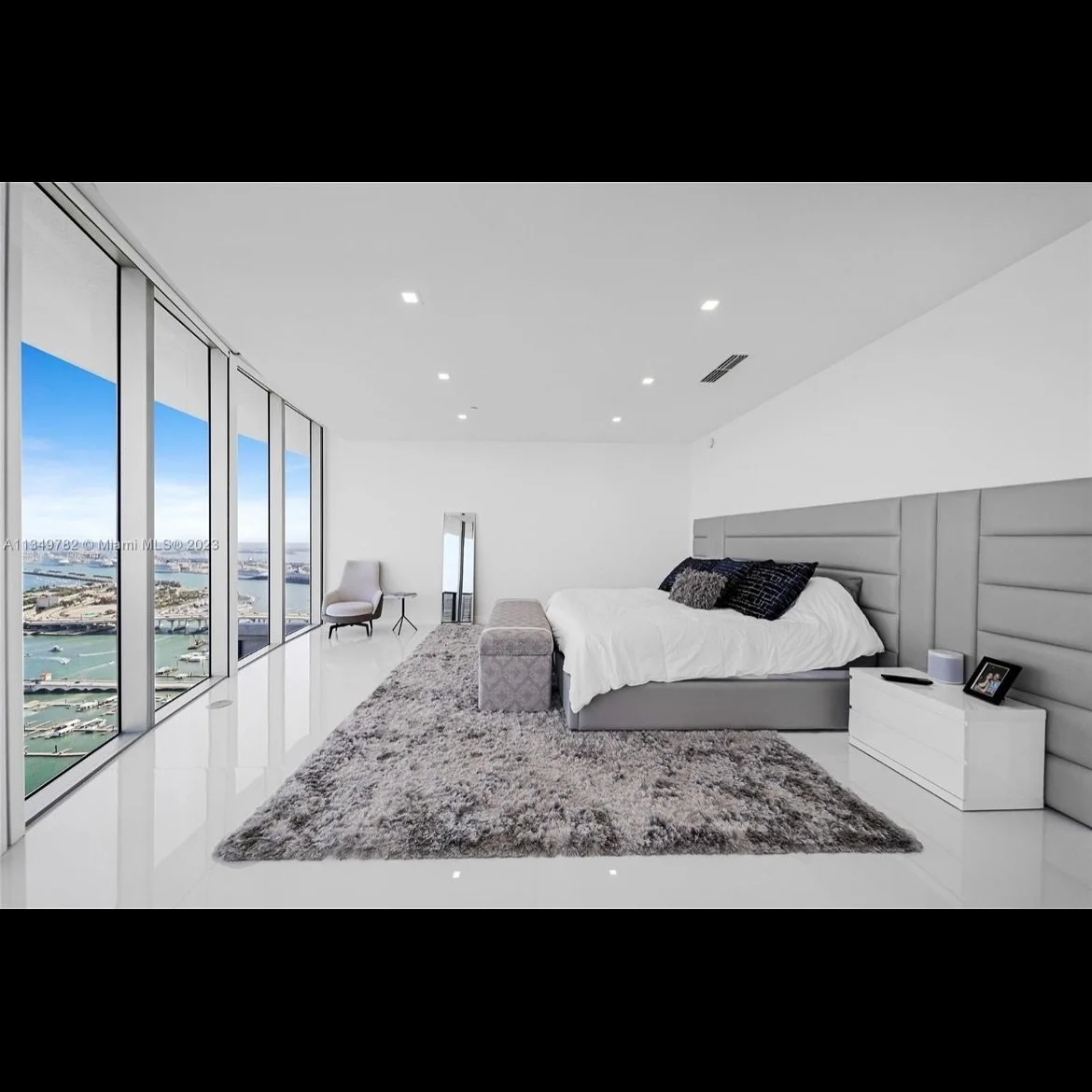 Another penthouse with stunning views! This one i designed over time and curated pieces from different vendors to crest a custom look. #interiordesign #interiordesigner #luxury #luxuryhome #miami #decoracion
