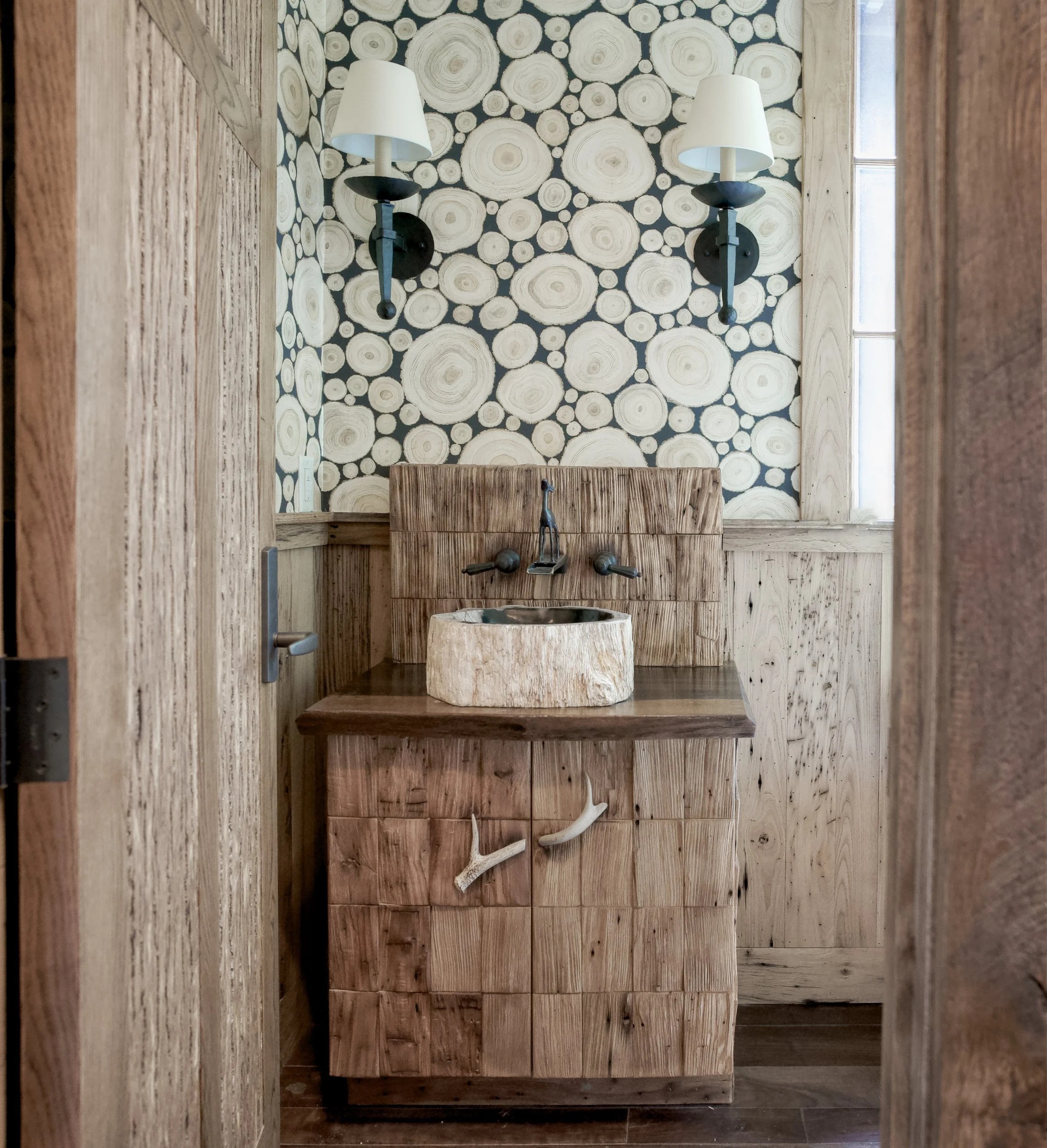 Sourcing-Furniture-and-Decor