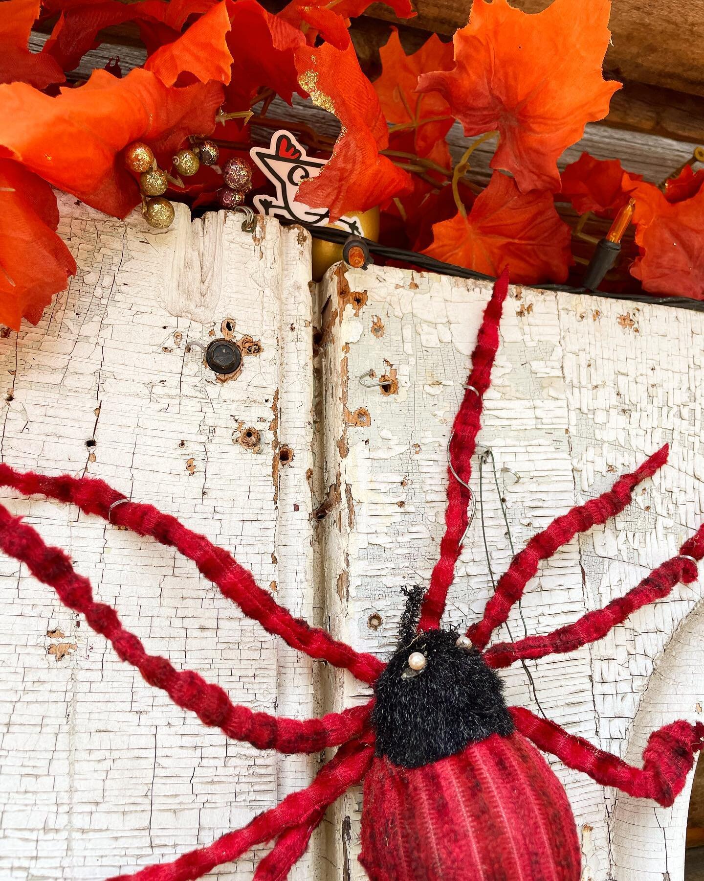 !!!GOLDEN EGG HUNT!!!
.
.
There&rsquo;s one Golden Egg out there and it&rsquo;s up fo grabs! 🕵️🕵️&zwj;♂️
.
.
Clue: &ldquo;Power&rsquo;s to the people&rdquo; 🎃
.
.
🚨ATTENTION🚨
You must tag us in a post or story correctly @chicknoutroc in order to