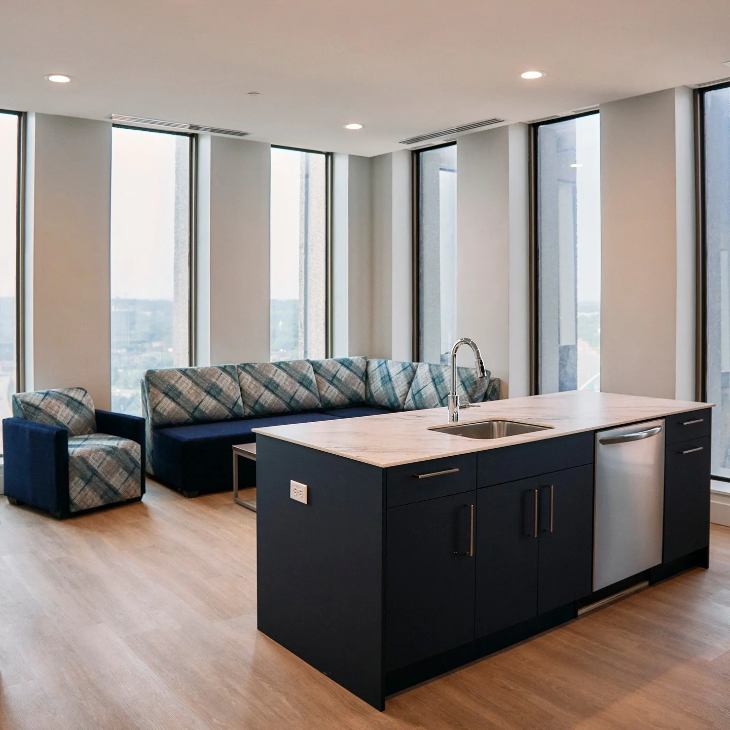 We&rsquo;re all about that open layout! With a spacious kitchen and living room, plus huge windows that let the sunshine in, it&rsquo;s the perfect setup for both cooking and chilling. ✨