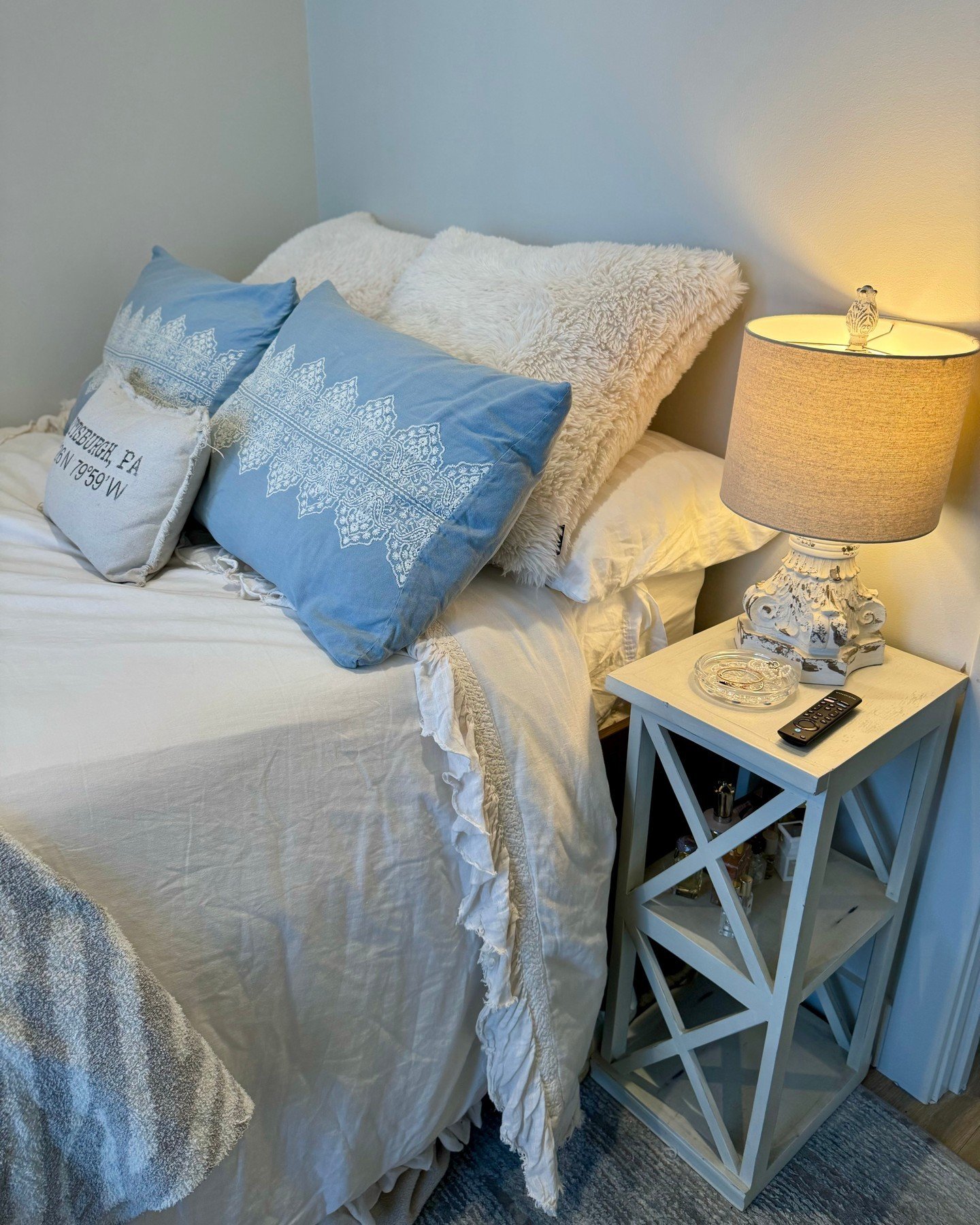 Your room, your rules! At Innovation Square, we believe that making your space uniquely yours is key. With the freedom to decorate as you please, let your personality shine! 🛏️