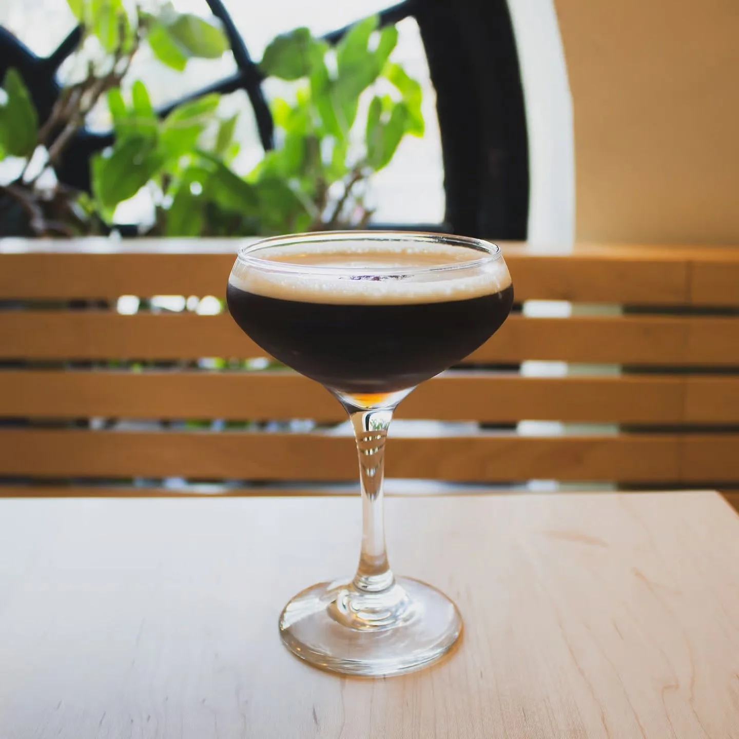 Meet your new favorite pick-me-up: our Espresso Martini with a hint of hazelnut and vanilla. Smooth, rich, and energizing! ☕🍸
