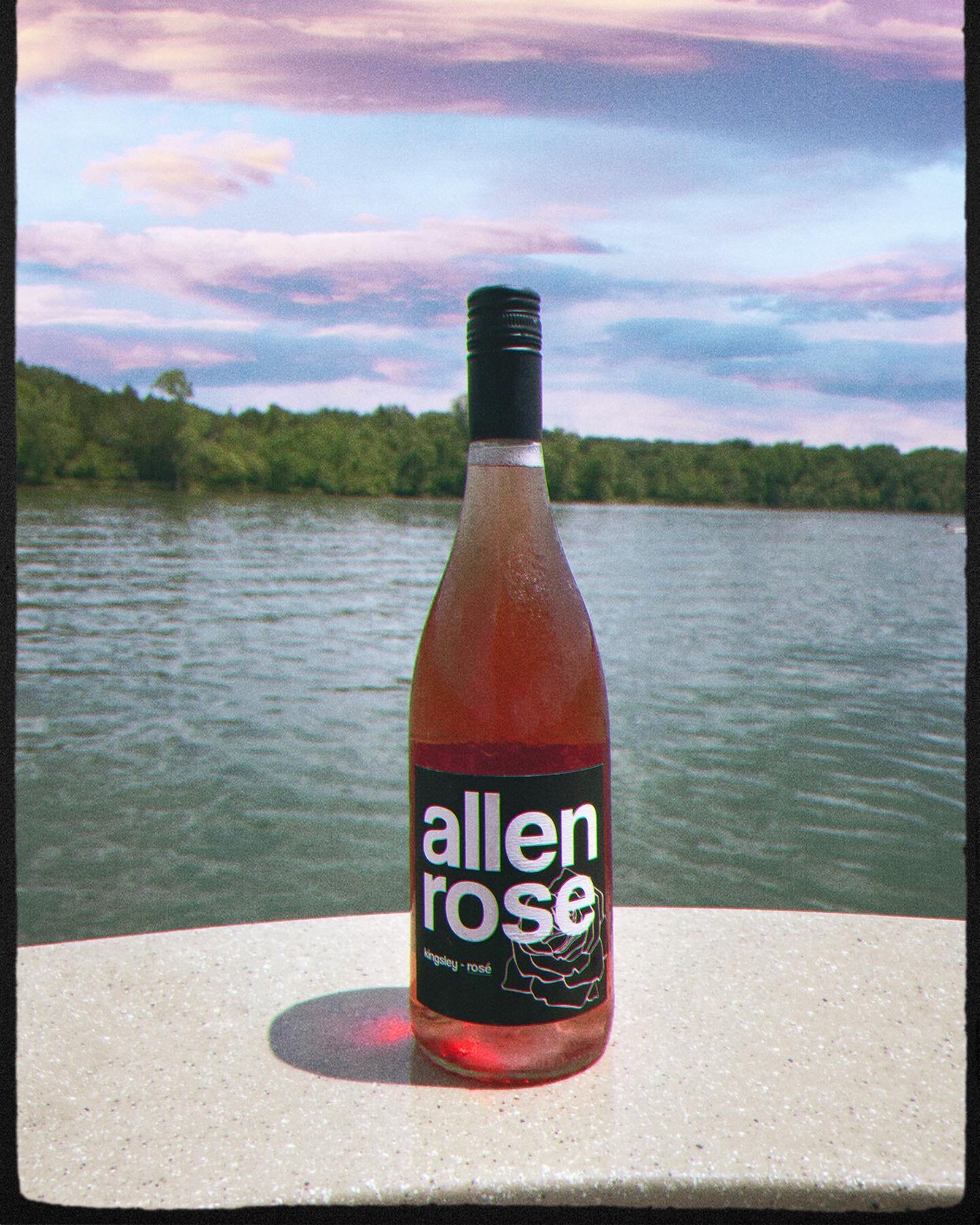 Lake days! 🚤 Don't forget your Allen Rose 🥂✨ Get yours today at www.allenrosewine.com