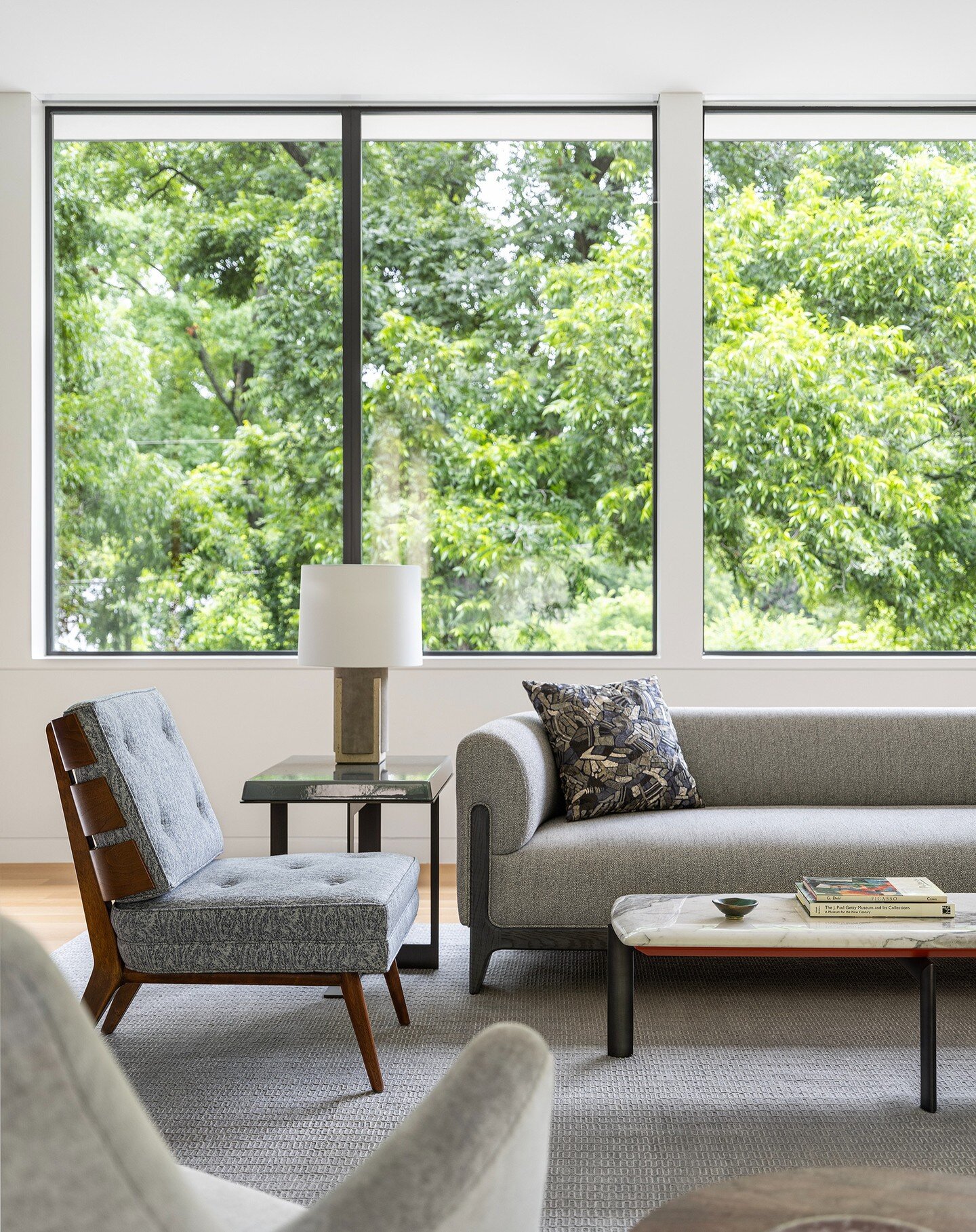 A living room elevated in the trees, featuring a curated selection of furnishings that provide uninterrupted views to the outside
.
.
.
Photo credit: @manololangis
.
.
.
#residentialarchitecure #homedesign #moderndfw #architecture #dallas #interiorde