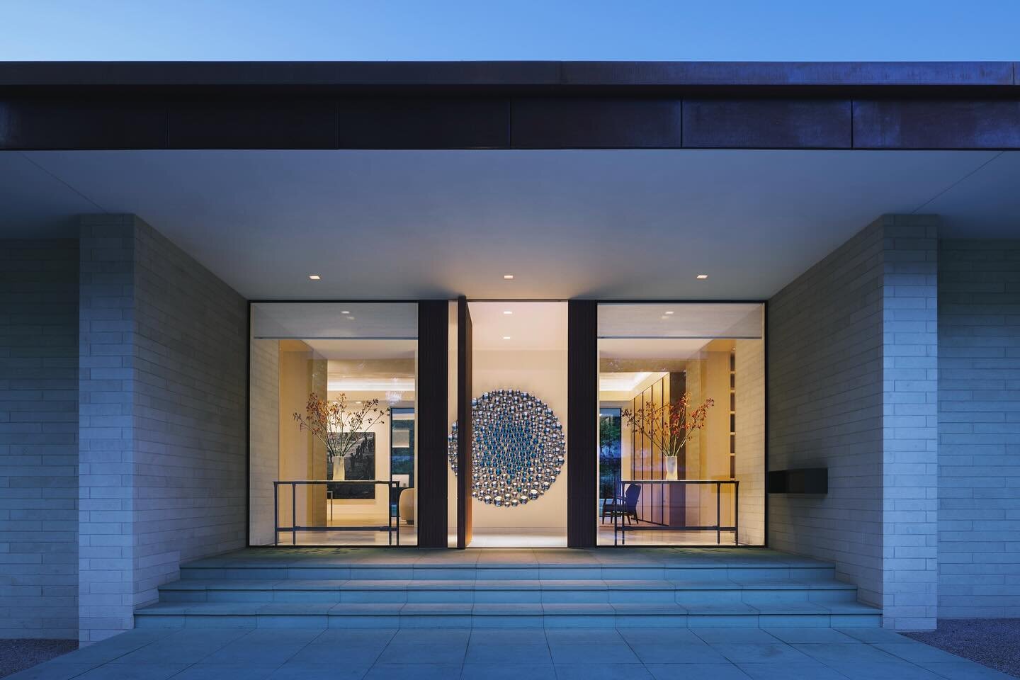 Olafur Eliasson&rsquo;s mesmerizing &ldquo;Attention to Time&rdquo; enlivens this modern entry. 
.
.
Architecture: @bodronfruit 
Interior Design: @bodronfruit 
Landscape: @reedhilderbrand 
Photo credit: @scottfrancesphoto 
.
#residentialarchitecure #