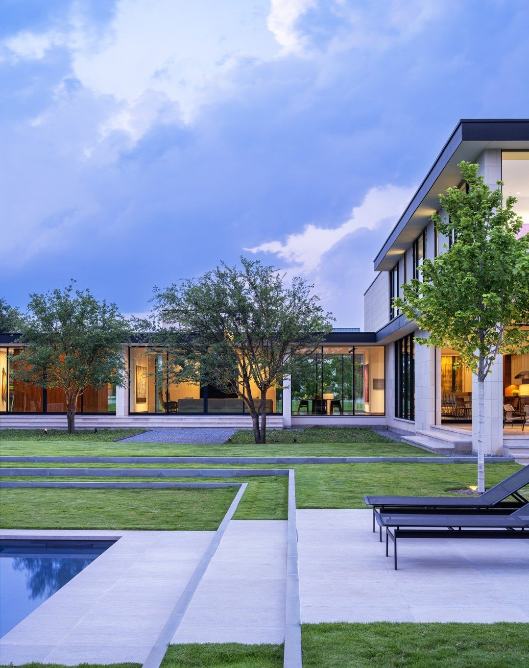 Architecture: @bodronfruit 
Interior Design: @bodronfruit 
Landscape Architecture: @studiooutside 
Photo credit: @manololangis 
.
#residentialarchitecure #homedesign #moderndfw #architecture #dallas #interiordesign #photography #luxuryhomes #dreamhom