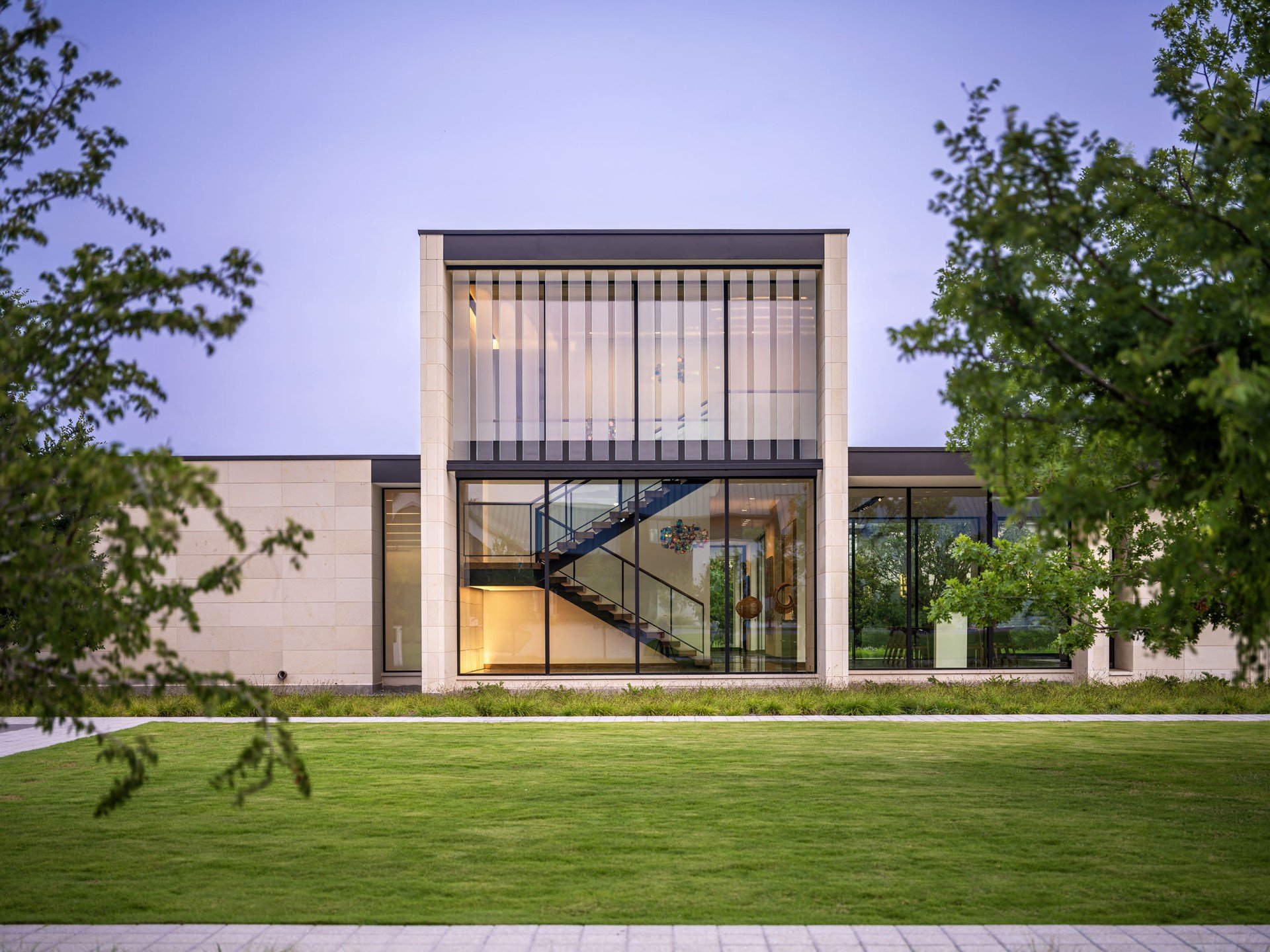 Caption: Architecture: @bodronfruit 
Interior Design: @bodronfruit 
Photo credit: @manololangis 
.
#residentialarchitecure #homedesign #moderndfw #architecture #dallas #interiordesign #photography #luxuryhomes #dreamhome #dallasarchitecture #building