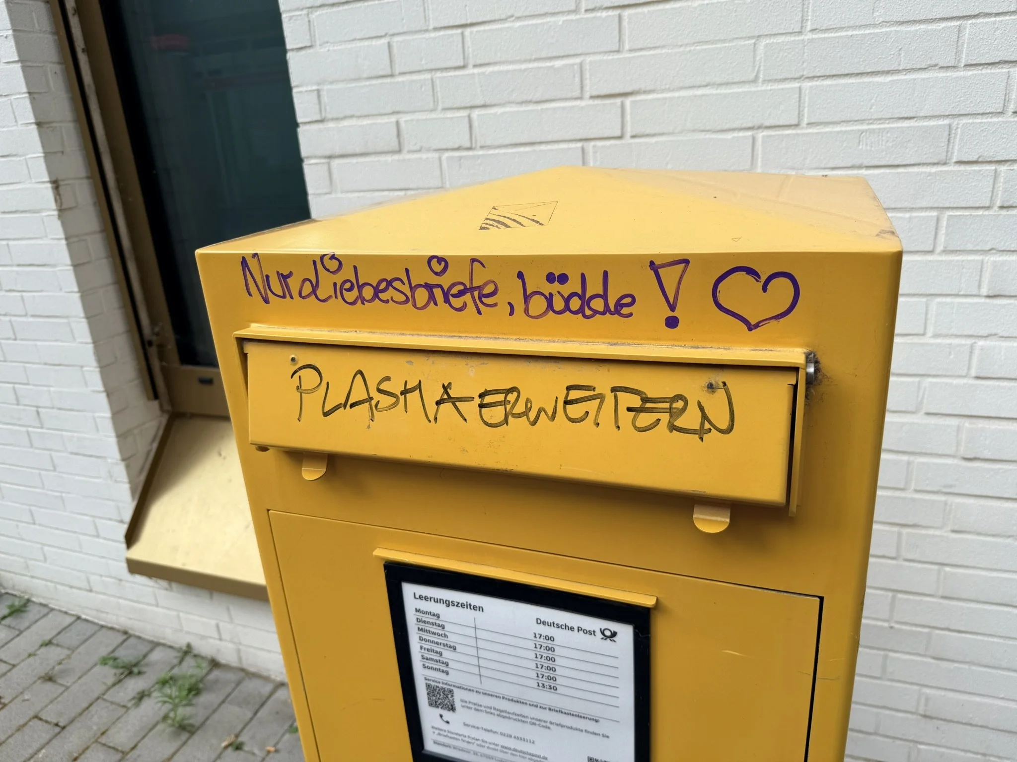 Auf einem Briefkasten steht: "Nur Liebesbriefe, büdde!"