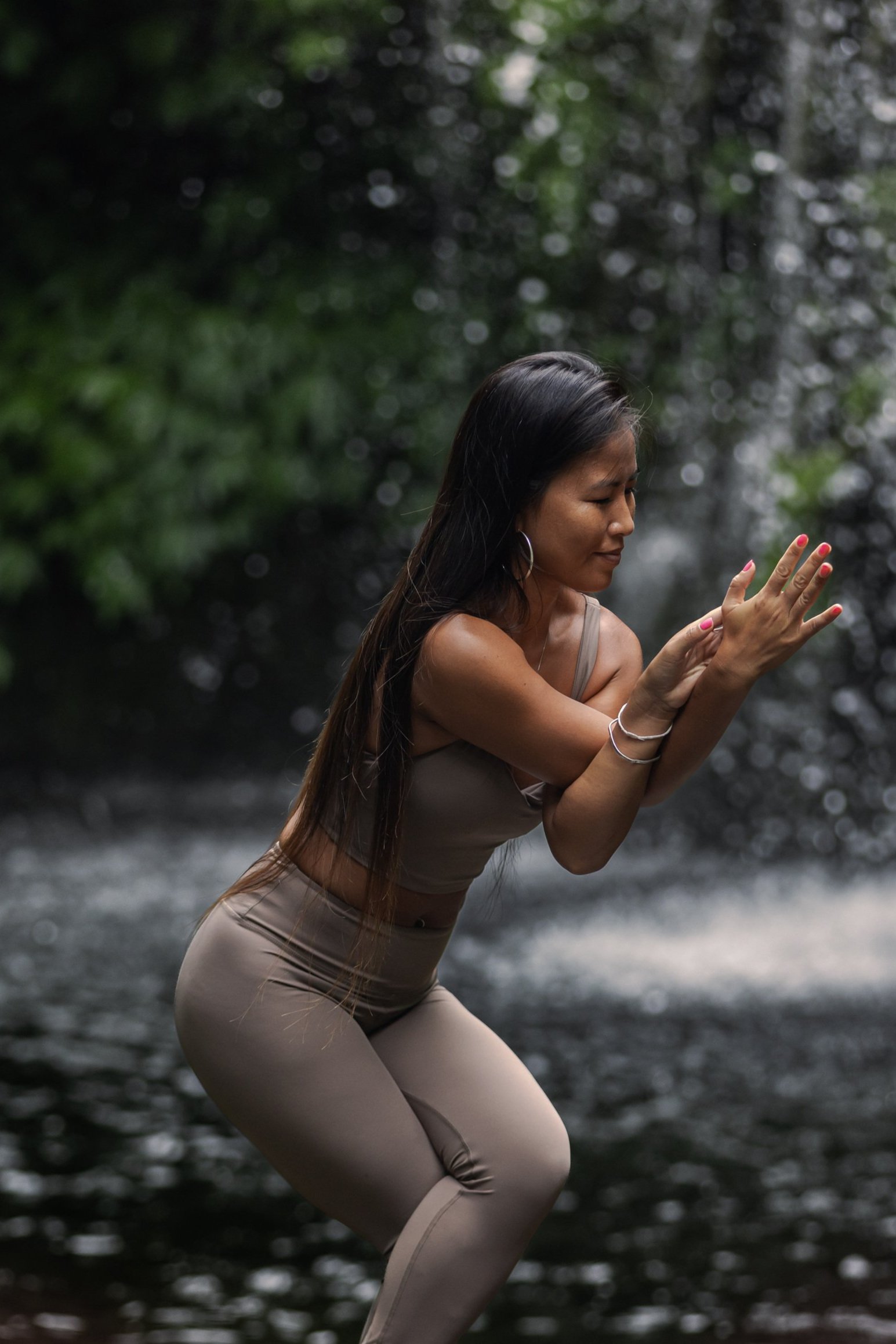 Yoga Set in beige. High-rise Yoga Leggings mit Yoga Crop Top aus sehr weichem und hochwertigen nachhaltigen Materialien. Made in Bali.