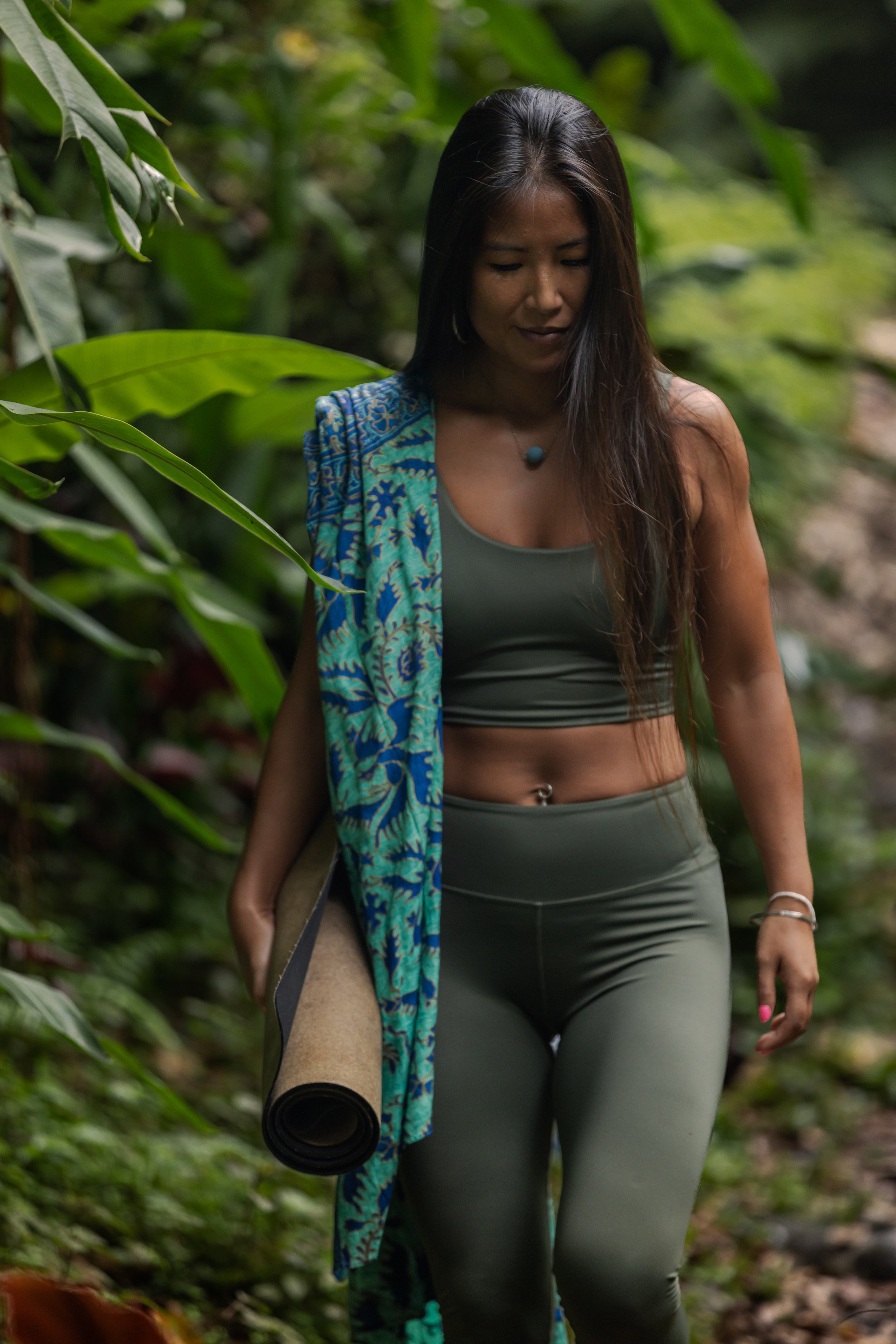 High-rise Yoga leggings in olive grün. Yogahose aus sehr weichem und hochwertigen nachhaltigen Materialien. Made in Bali.