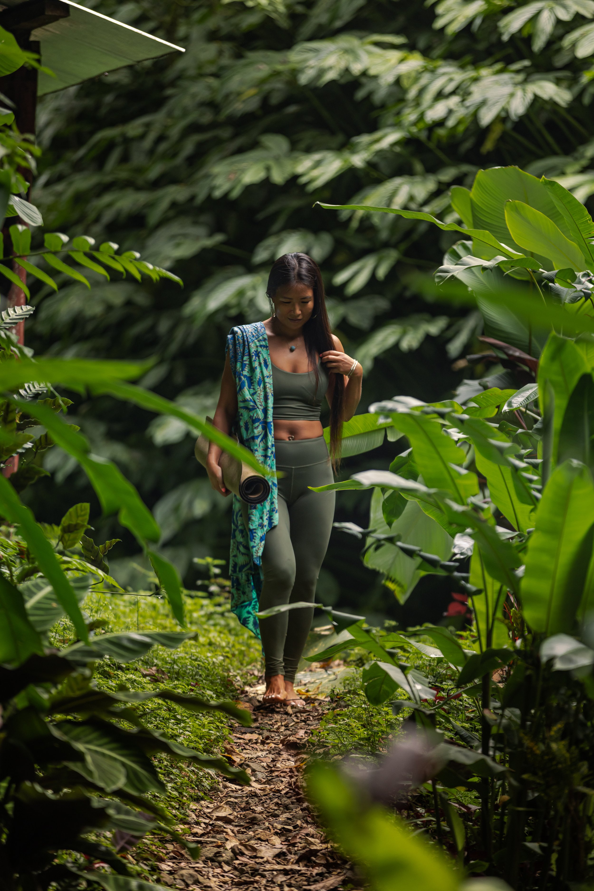 High-rise Yoga leggings in olive grün. Yogahose aus sehr weichem und hochwertigen nachhaltigen Materialien. Made in Bali.