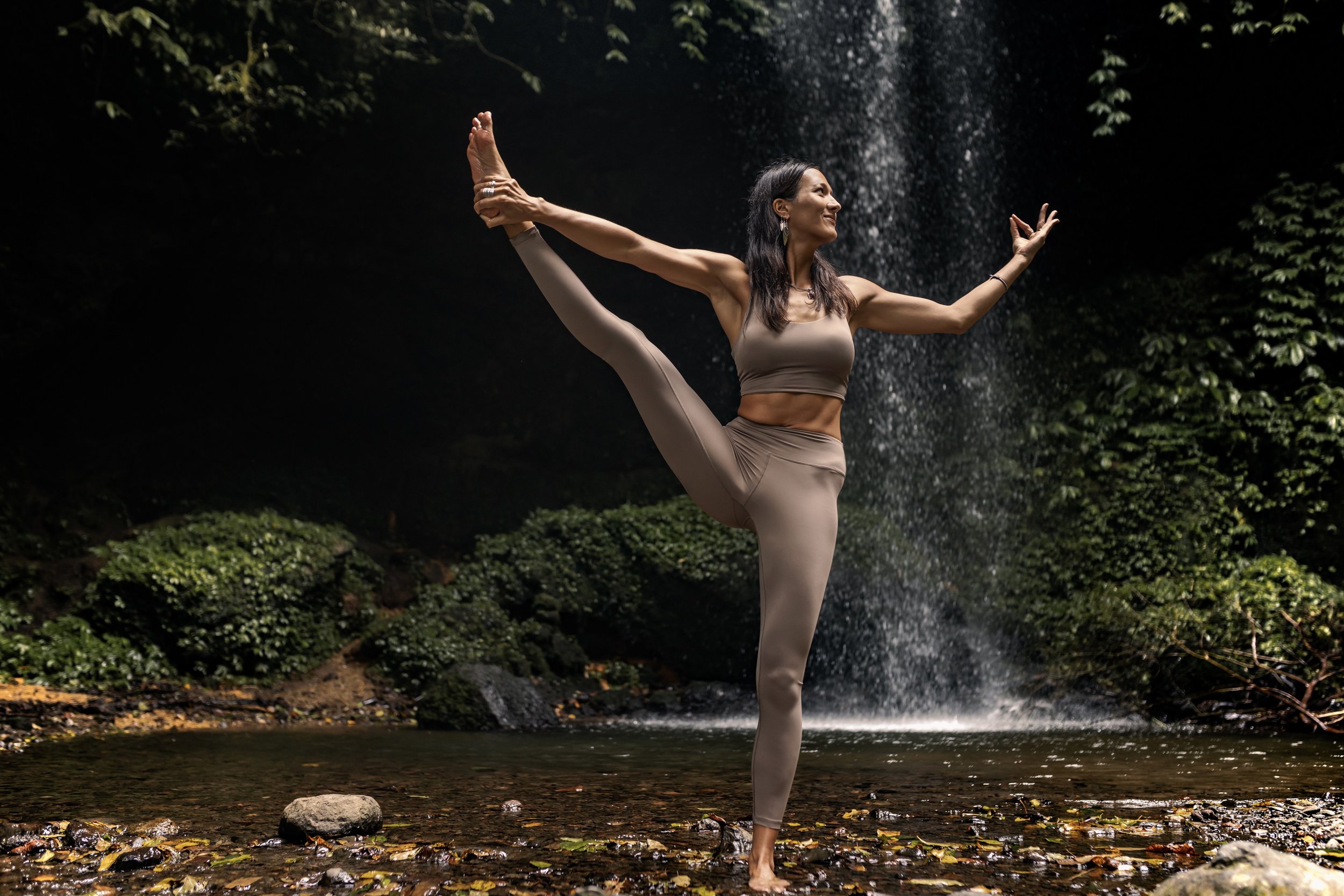 High-rise Yoga leggings in beige. Yogahose aus sehr weichem und hochwertigen nachhaltigen Materialien. Made in Bali.